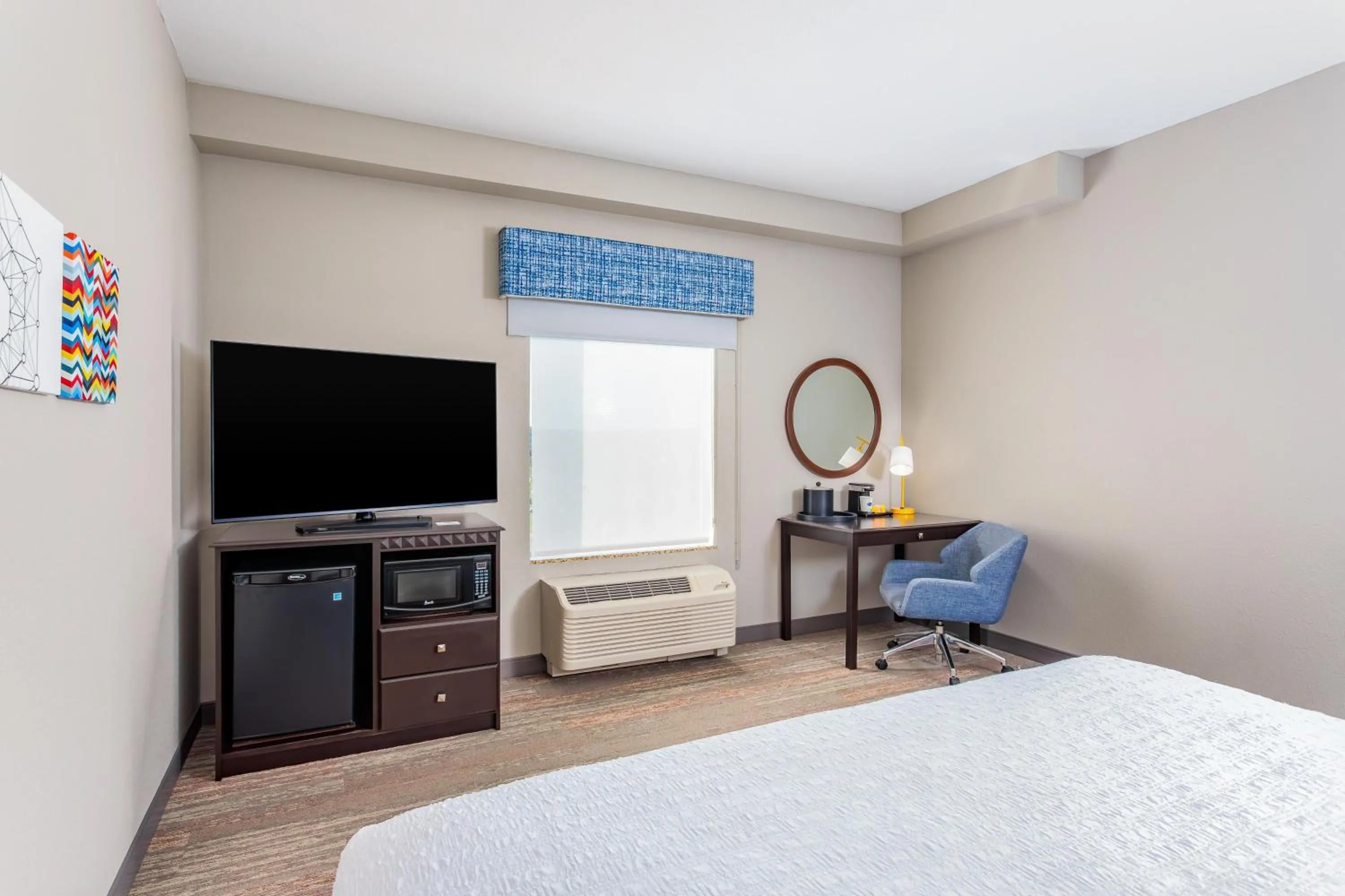 Bed in Hampton Inn and Suites Parkersburg Downtown