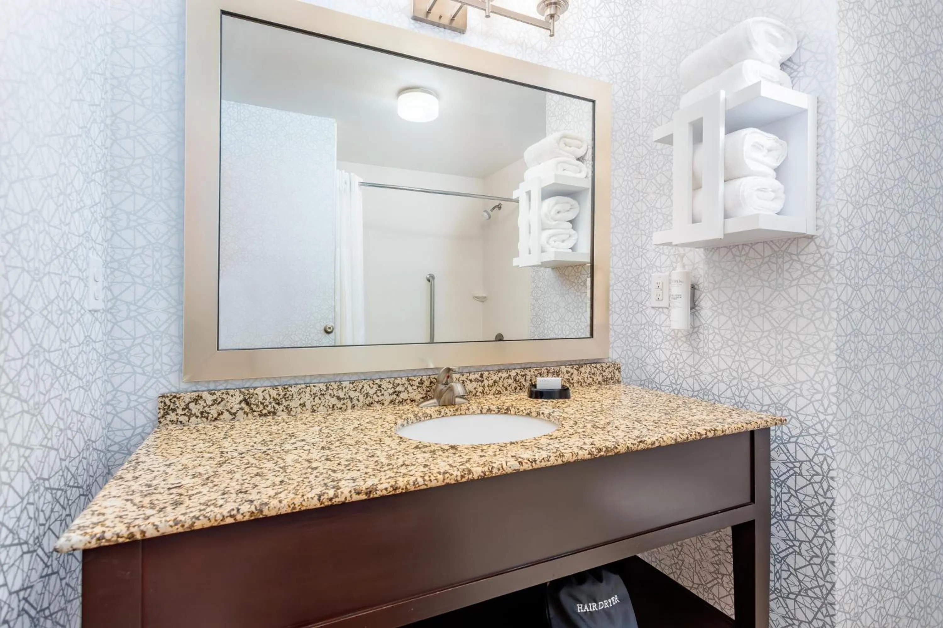 Bathroom in Hampton Inn and Suites Parkersburg Downtown