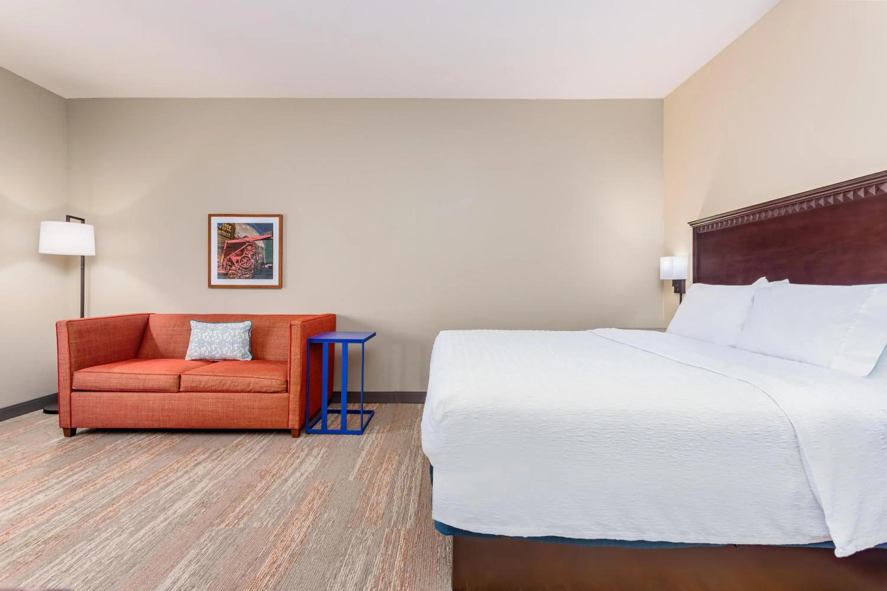 Living room, Bed in Hampton Inn and Suites Parkersburg Downtown