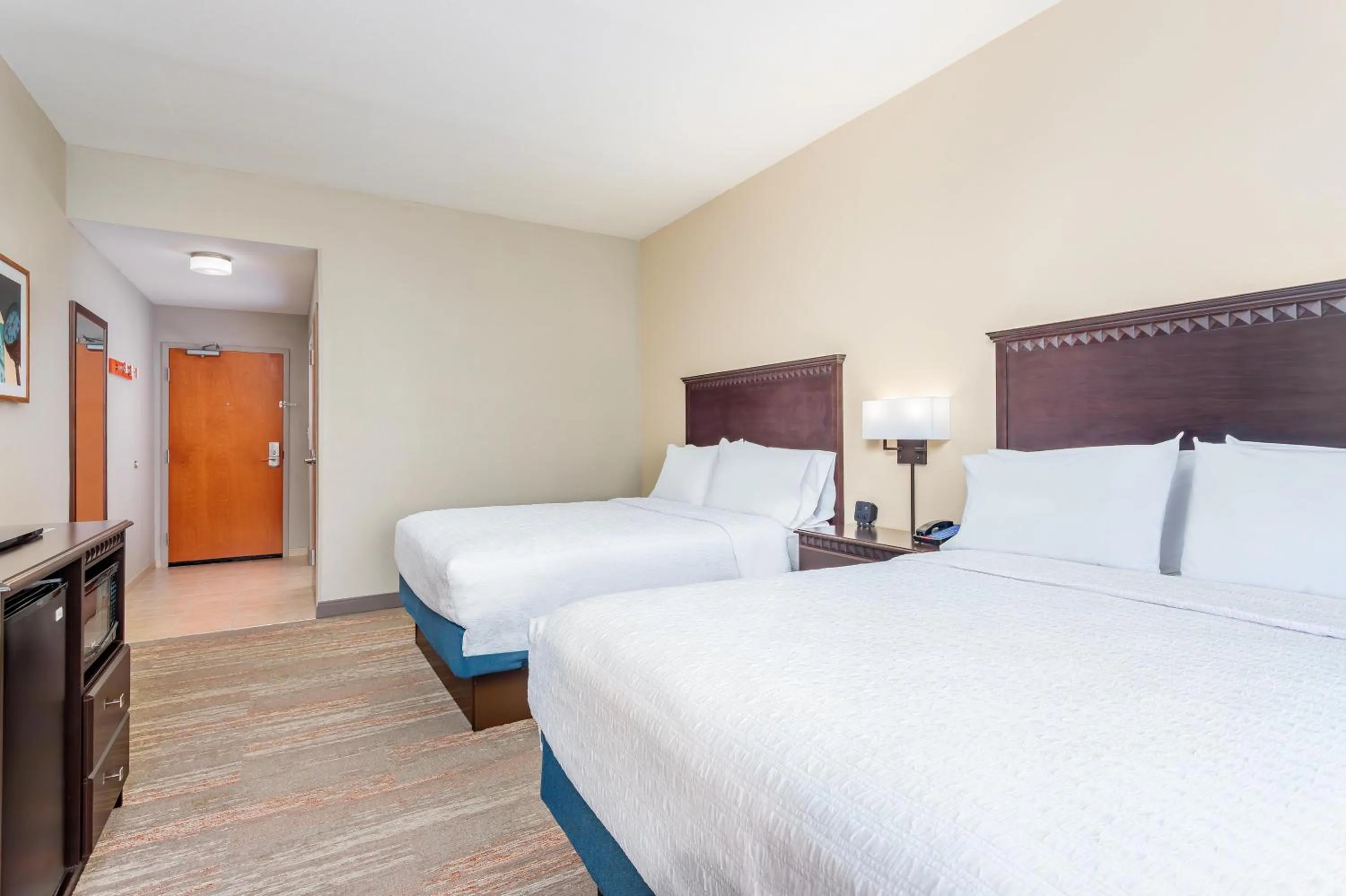 Bed in Hampton Inn and Suites Parkersburg Downtown