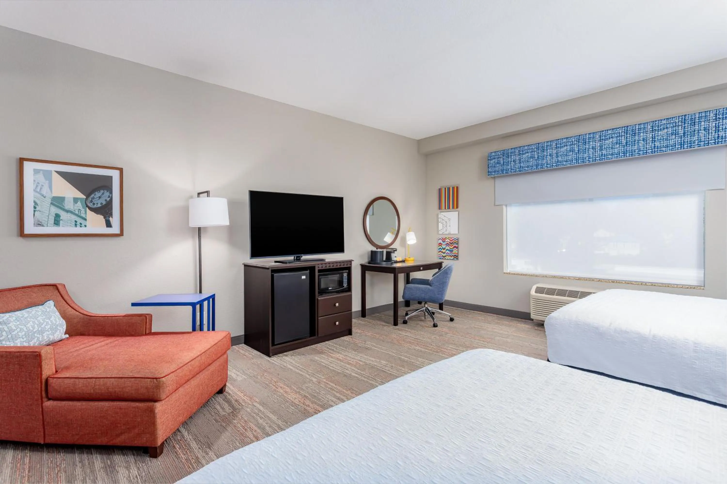 Living room, Bed in Hampton Inn and Suites Parkersburg Downtown