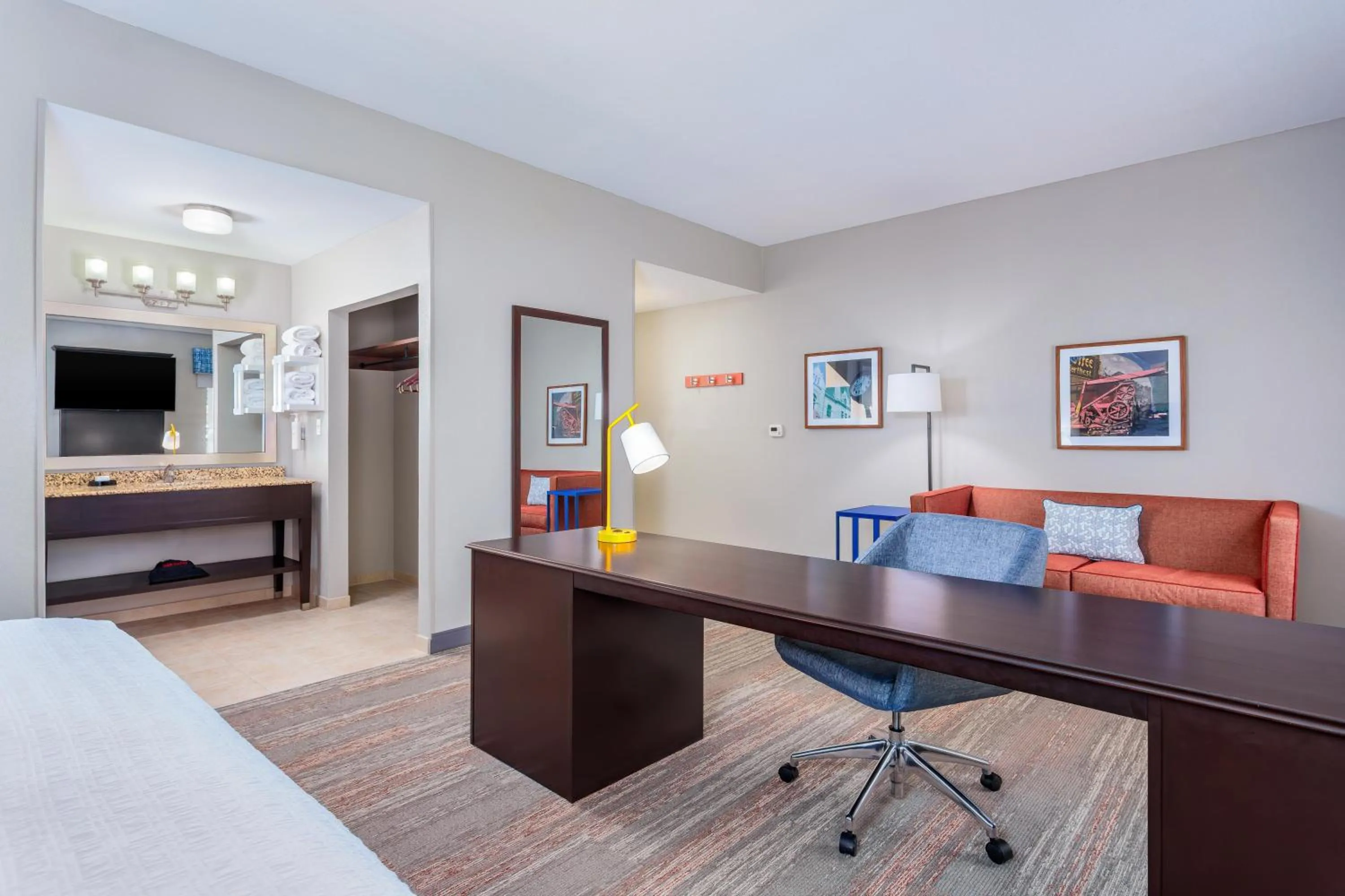 Bedroom, Bed in Hampton Inn and Suites Parkersburg Downtown