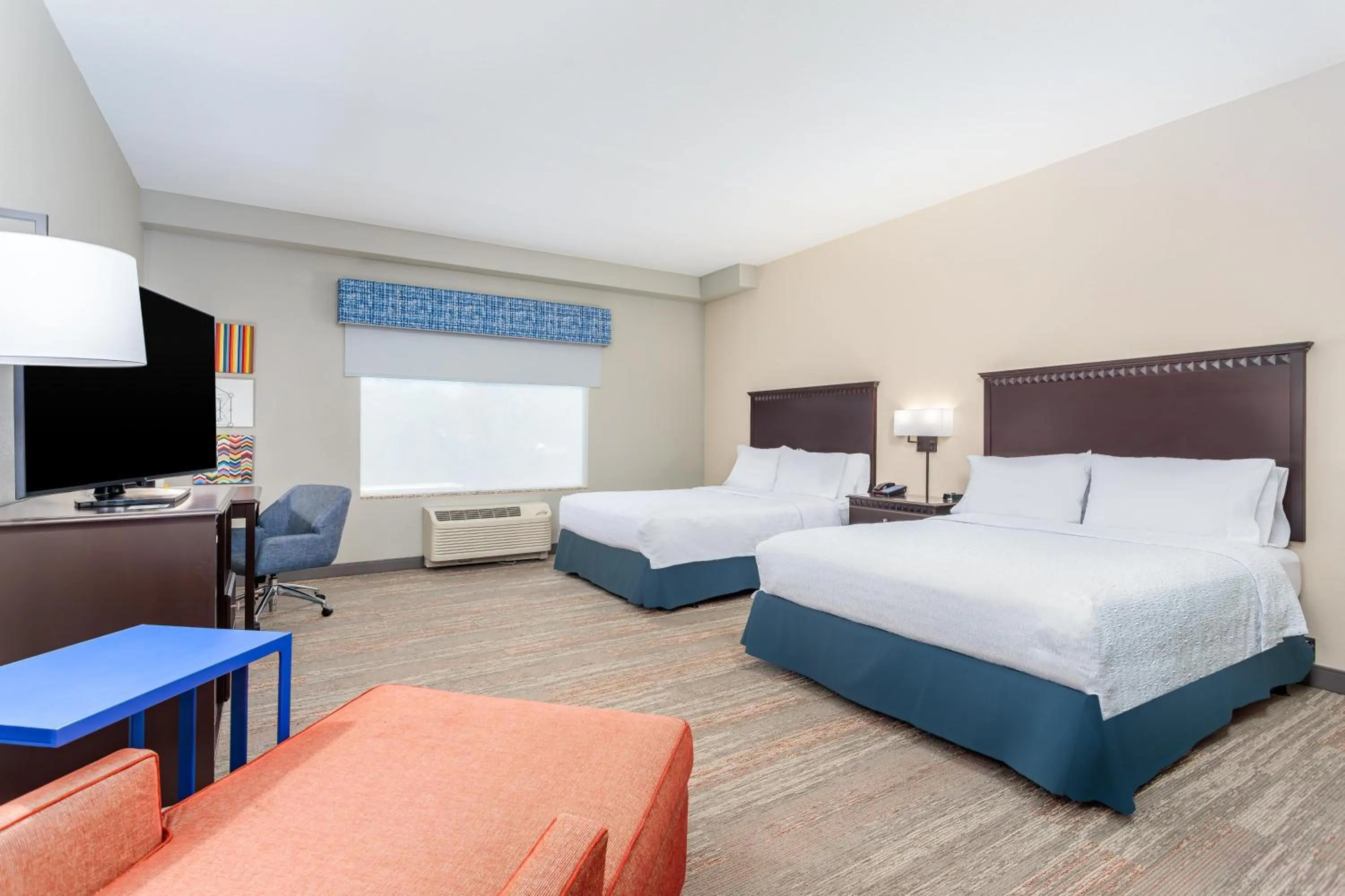 Bed in Hampton Inn and Suites Parkersburg Downtown