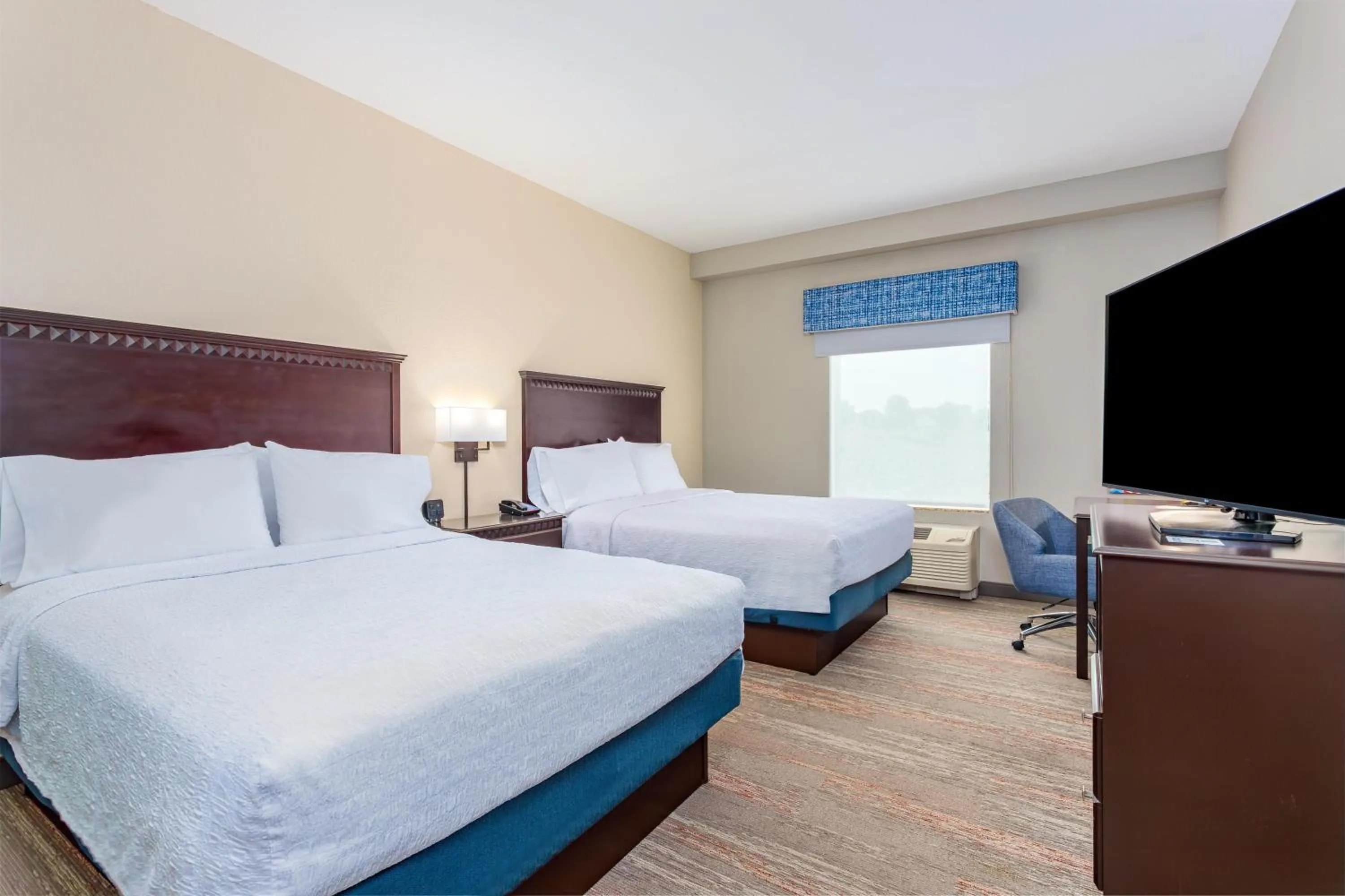 Bed in Hampton Inn and Suites Parkersburg Downtown