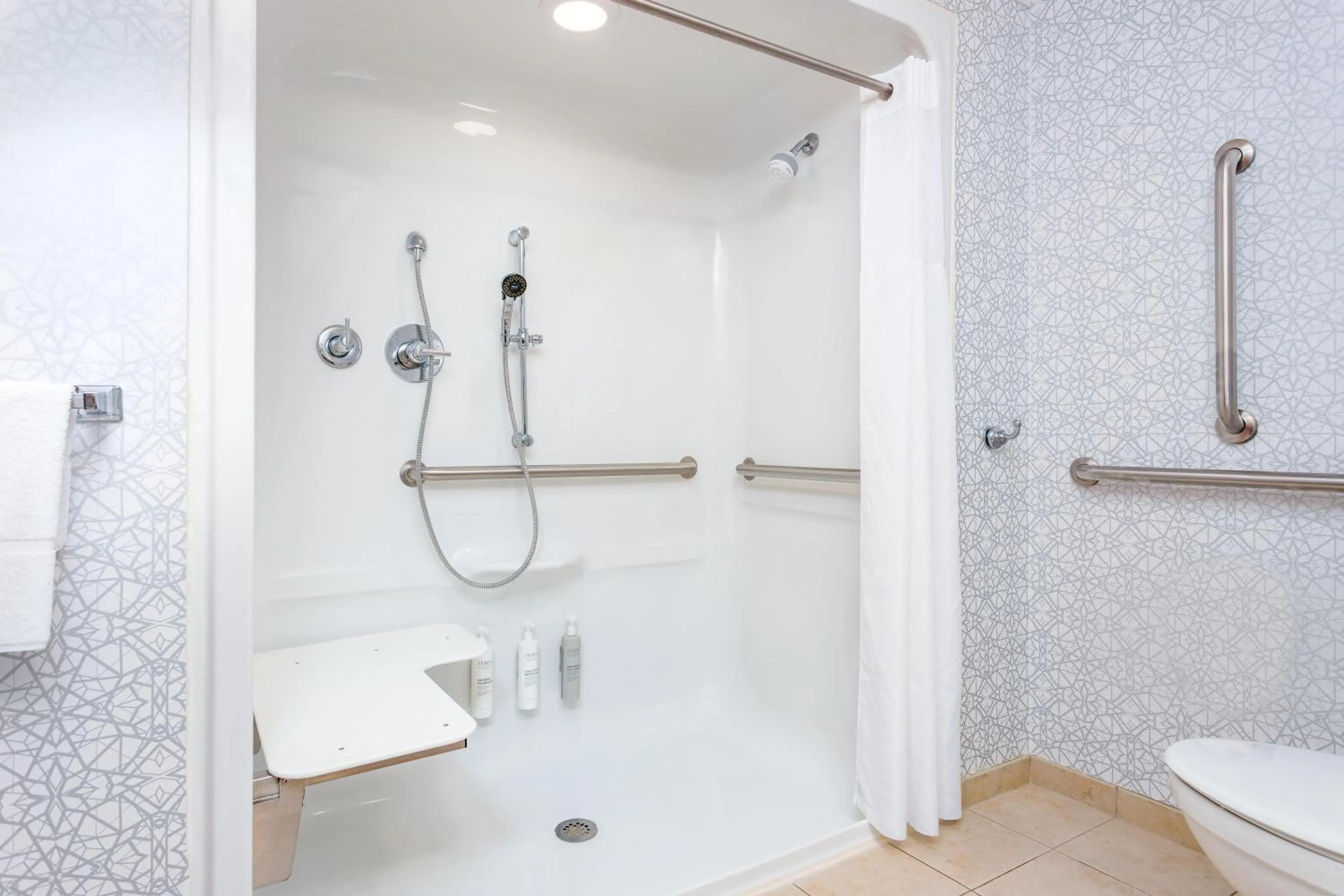 Bathroom in Hampton Inn and Suites Parkersburg Downtown