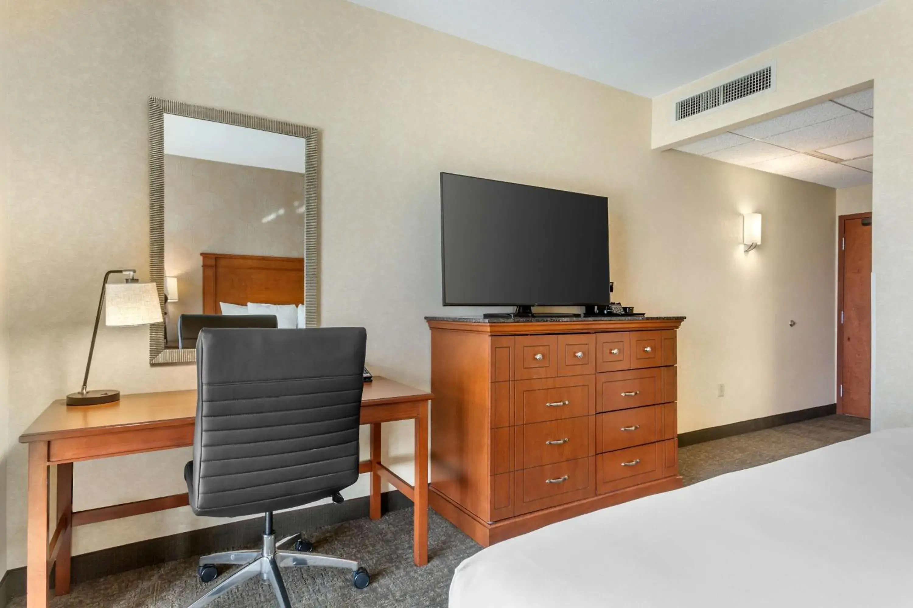 Deluxe King Room - Hearing Accessible, Shower in Drury Plaza Hotel Phoenix Tempe Deluxe King Room - Hearing Accessible, Shower in Drury Plaza Hotel Phoenix Tempe