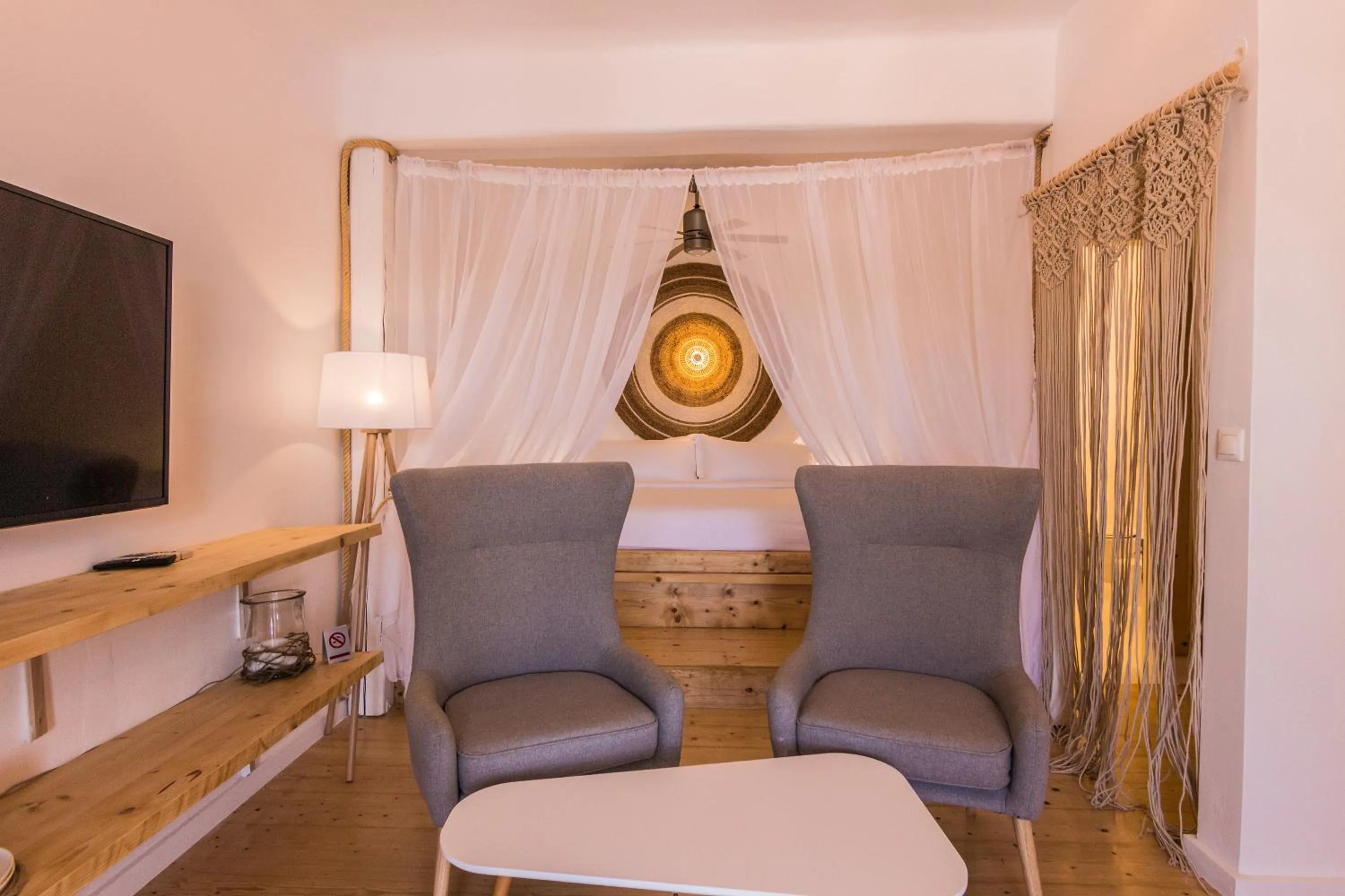 TV and multimedia in Salt Suites Milos