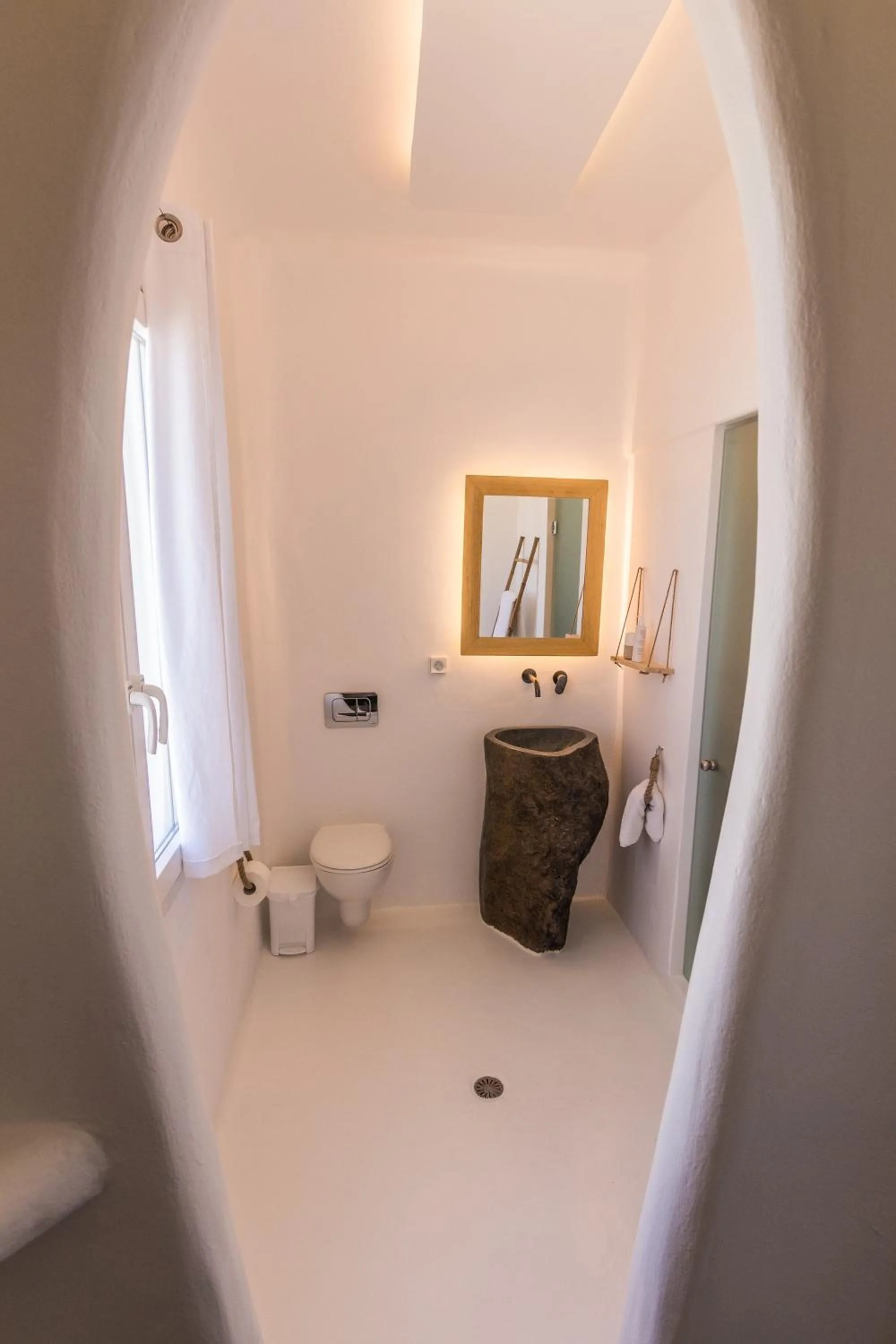 Toilet in Salt Suites Milos