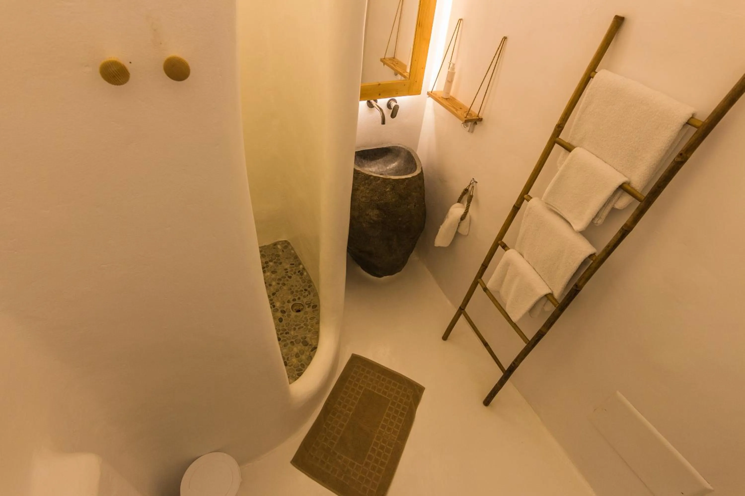 Toilet in Salt Suites Milos