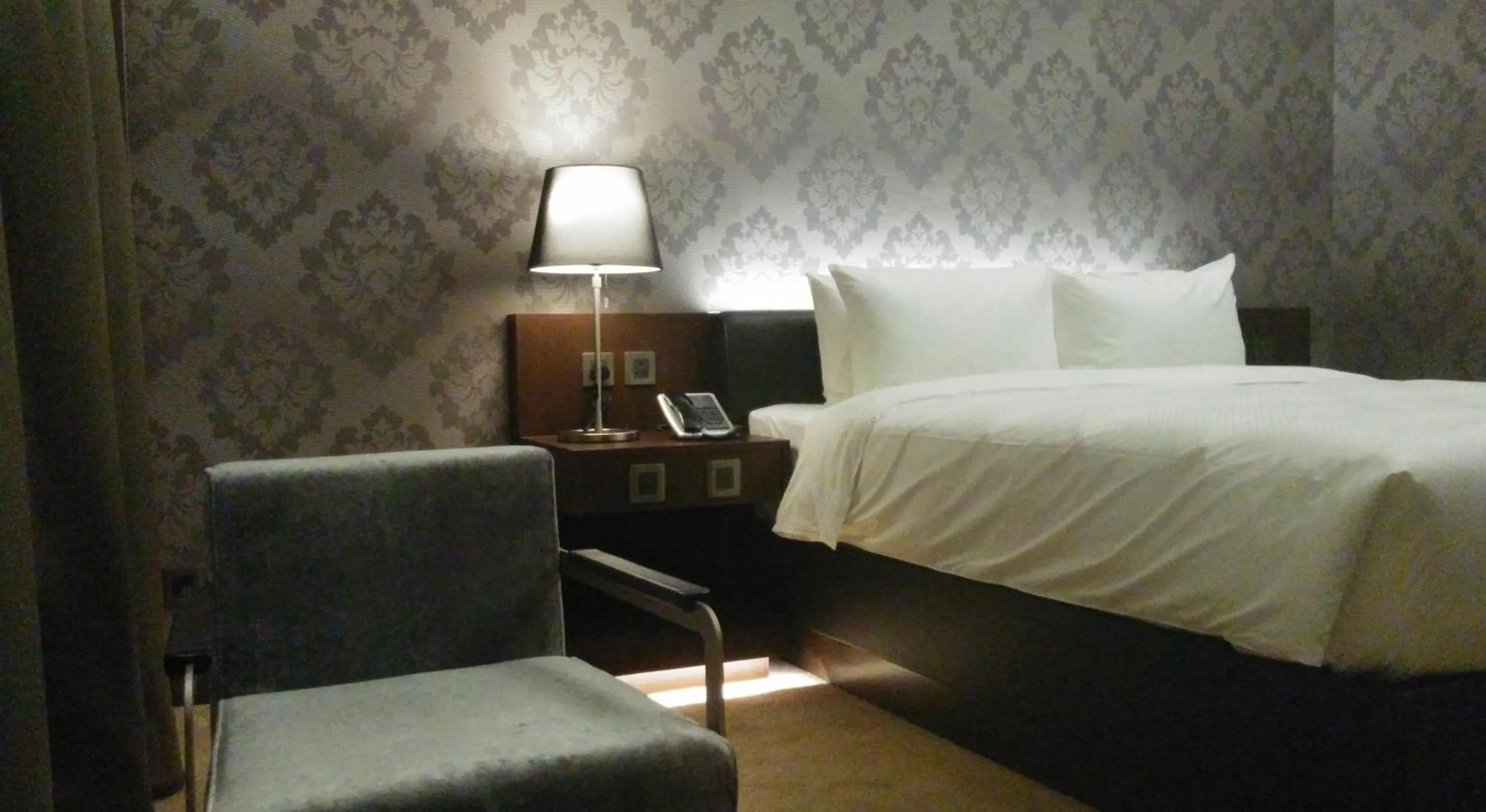 Bedroom, Bed in Gloucester Hotel