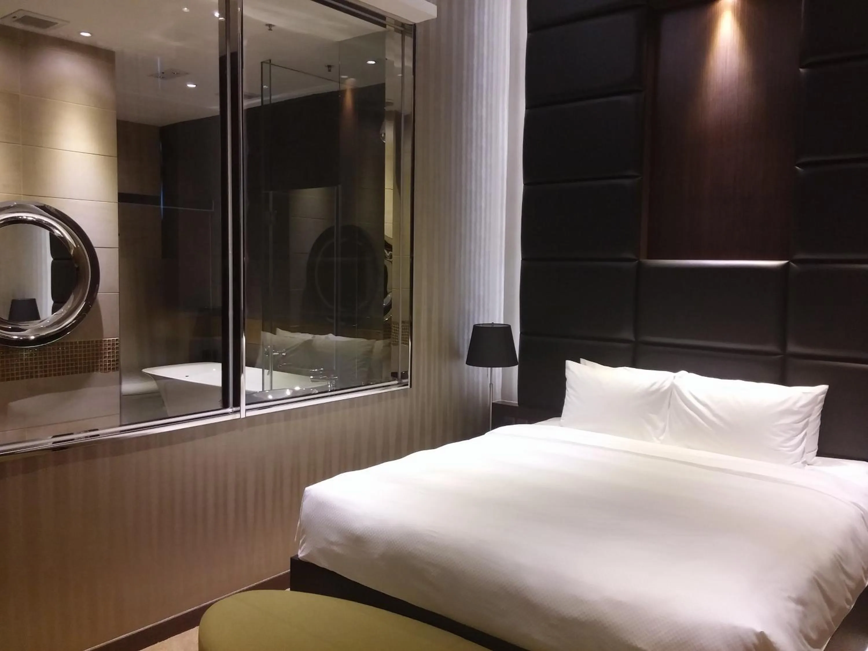 Bedroom, Bed in Gloucester Hotel