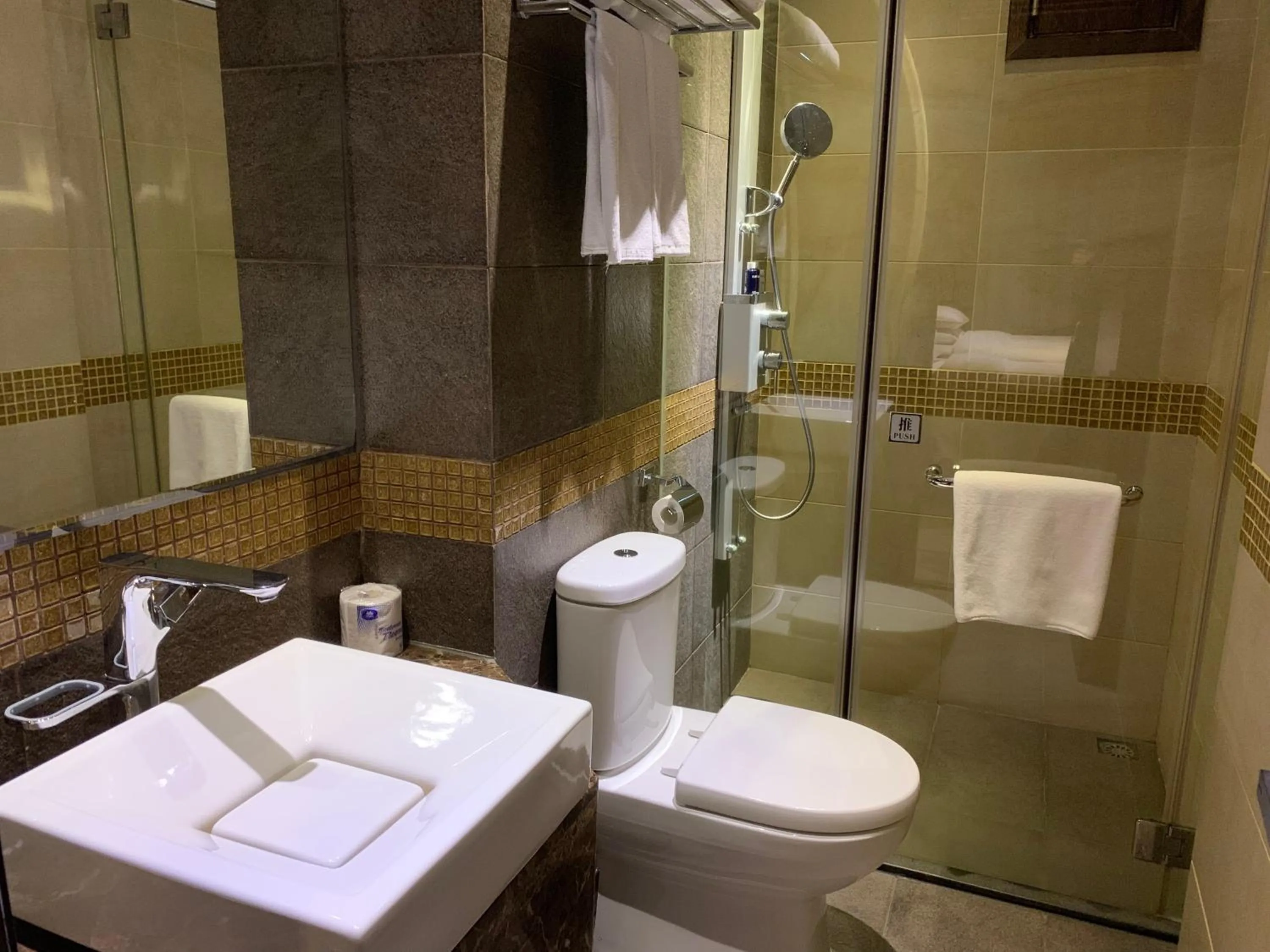 Bathroom in Gloucester Hotel