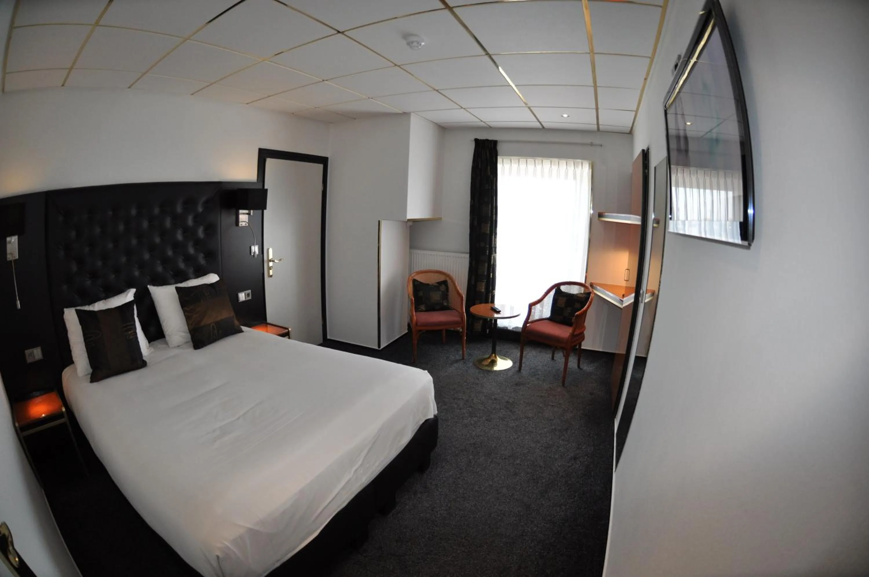 Bed in Hotel Le Beau Rivage