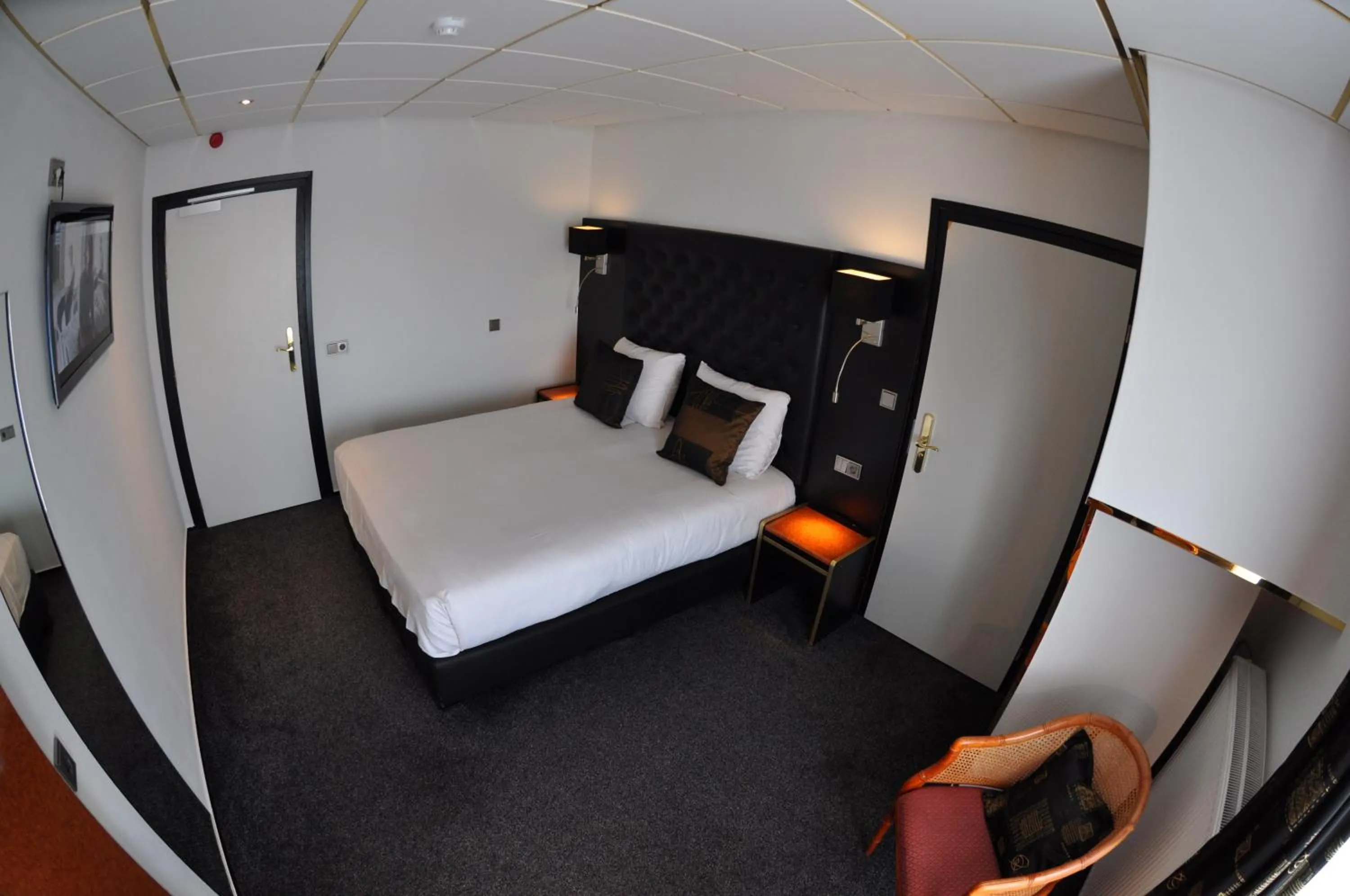 Bed in Hotel Le Beau Rivage