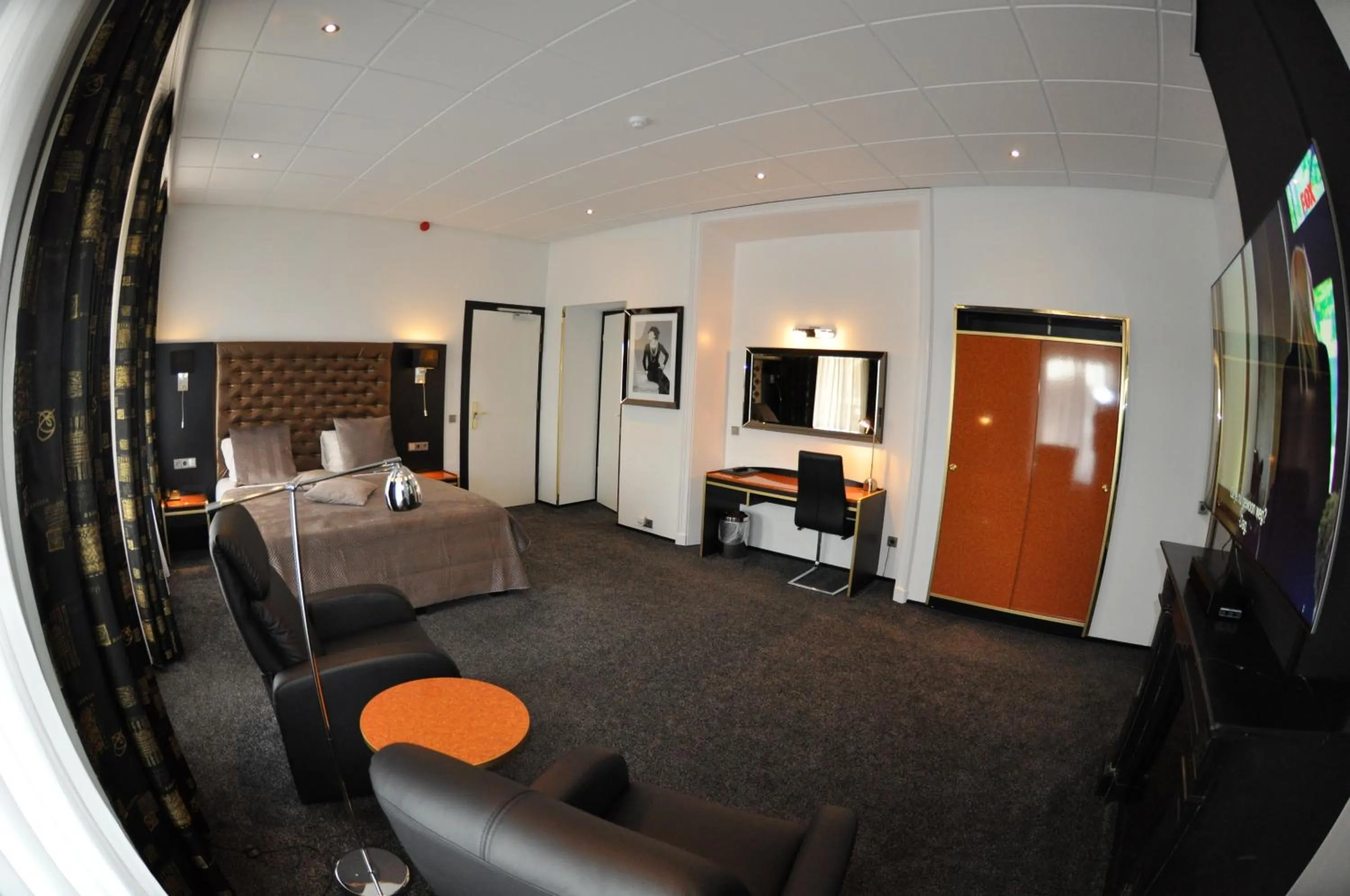 Bed in Hotel Le Beau Rivage