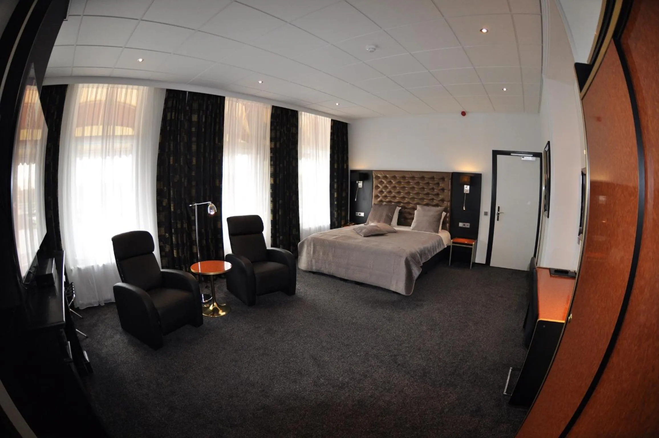 Bed in Hotel Le Beau Rivage