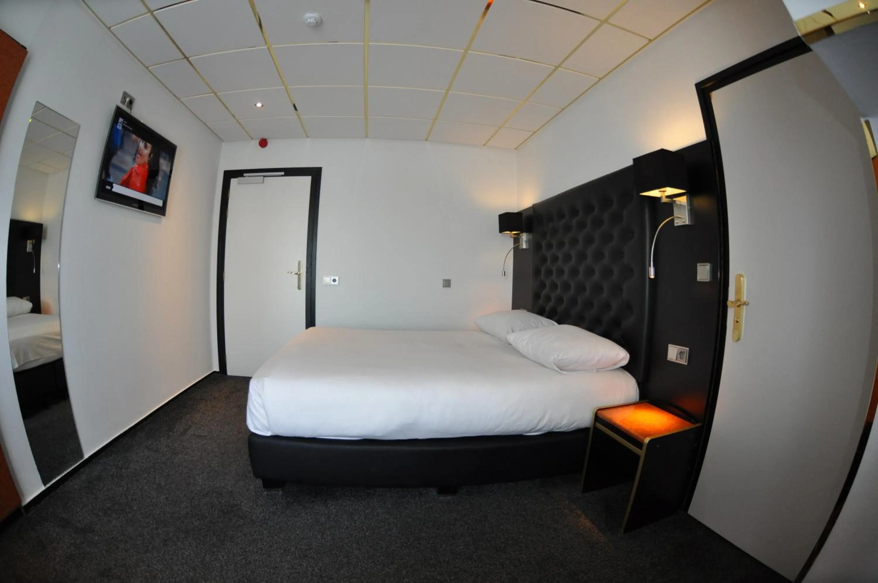 Bed in Hotel Le Beau Rivage