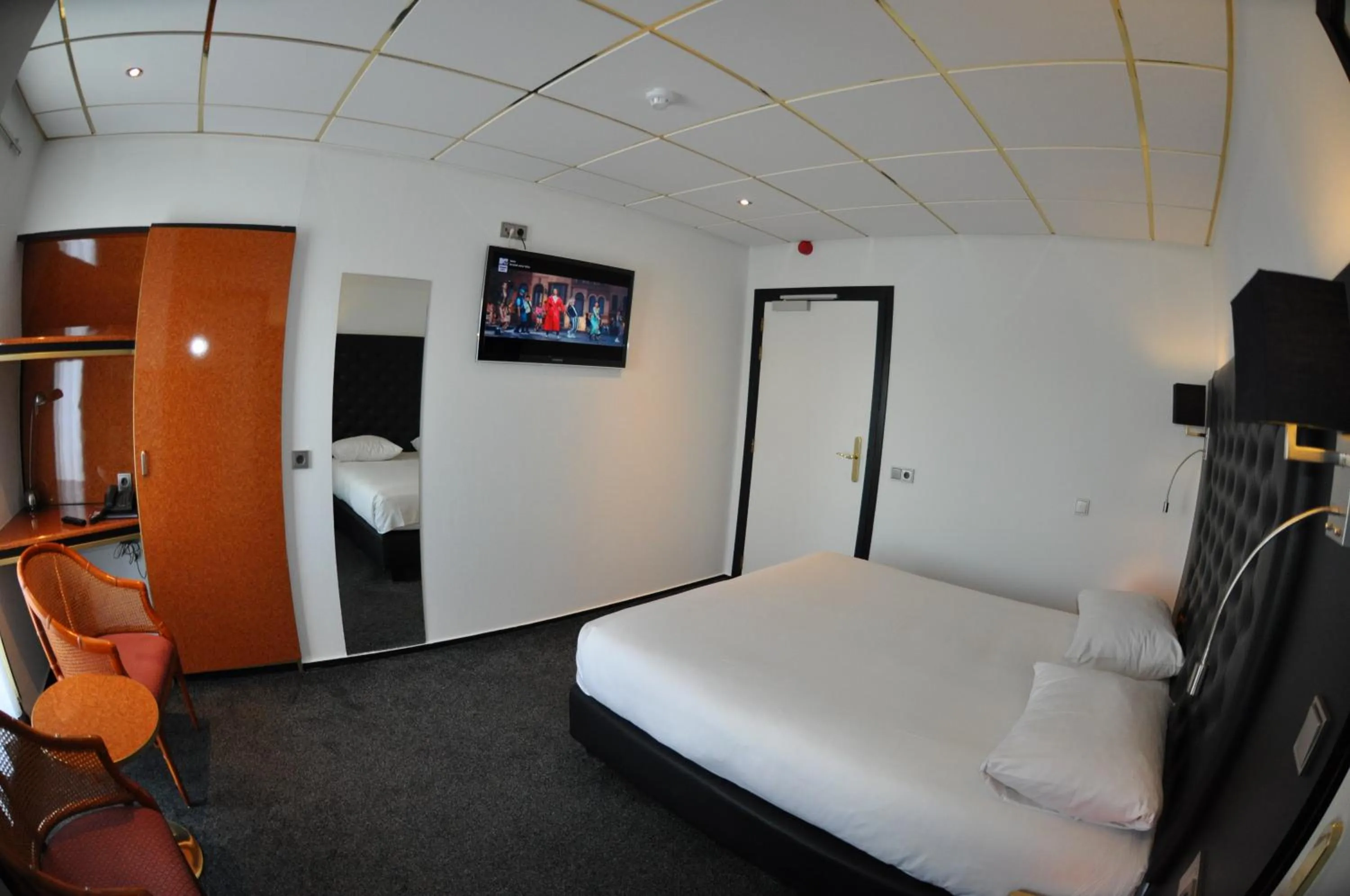 Bed in Hotel Le Beau Rivage