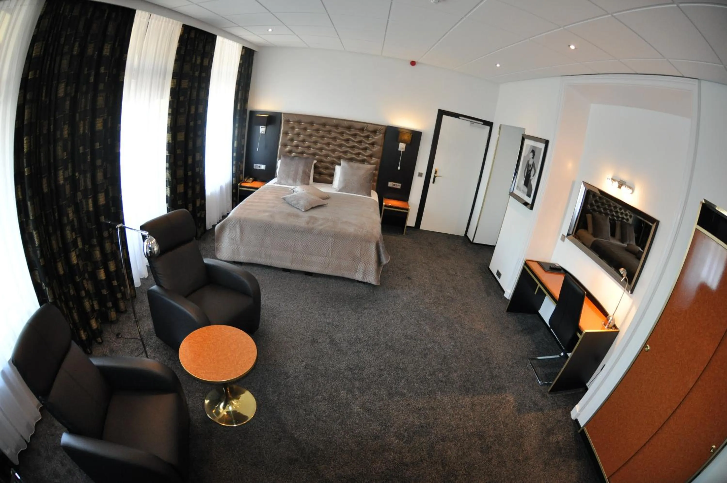 Bed in Hotel Le Beau Rivage