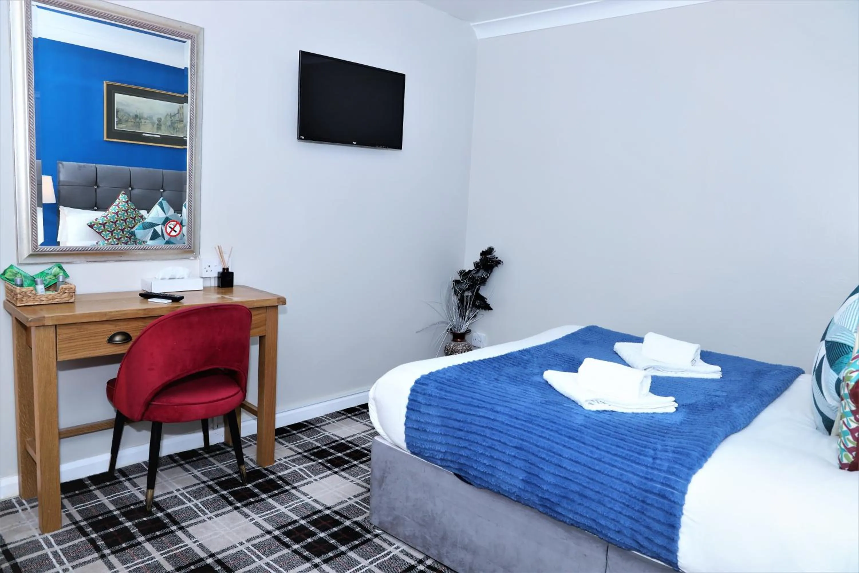 Deluxe Double Room with Bath in 4 Sisters Inn
