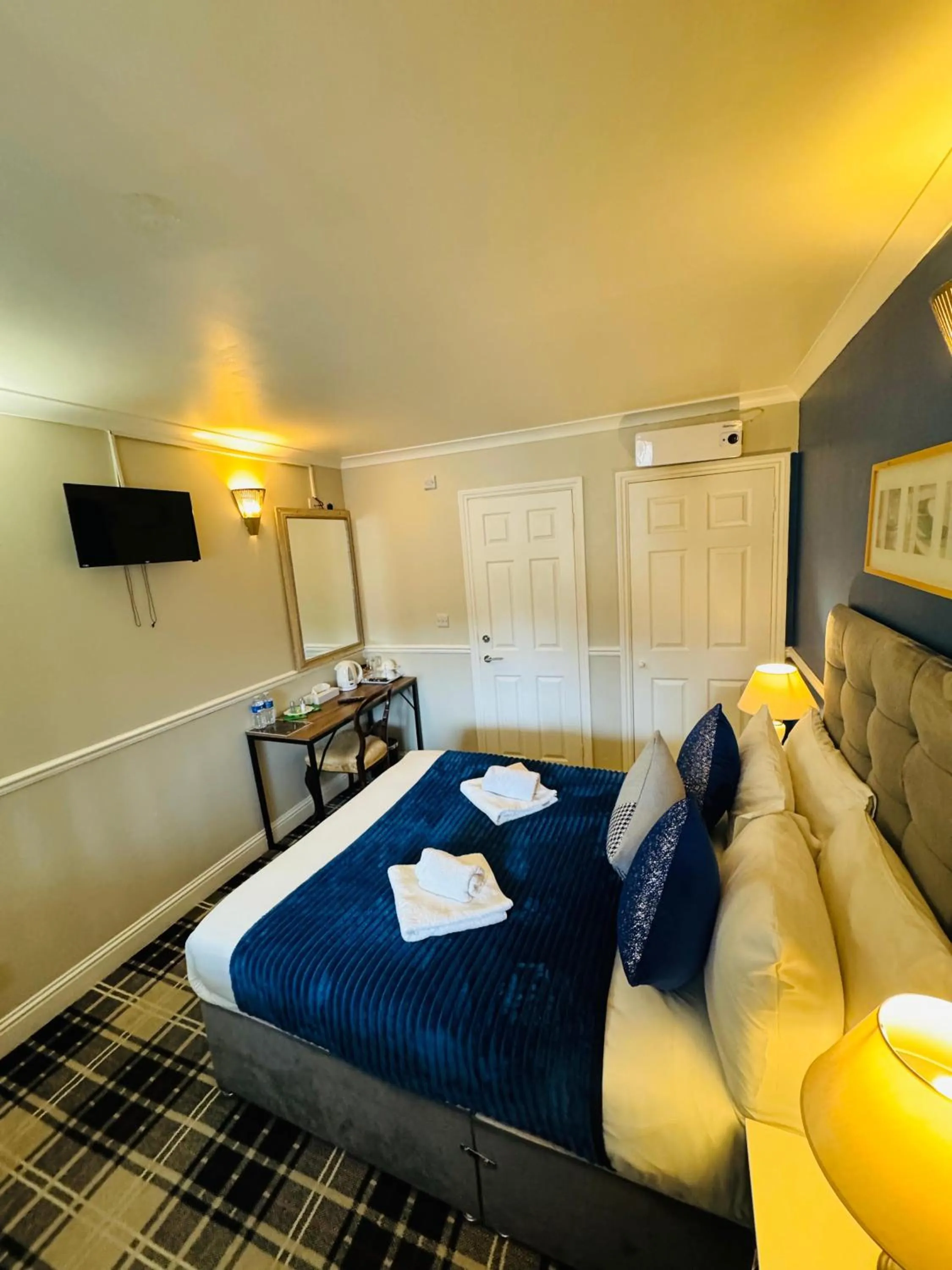 Bed in 4 Sisters Inn