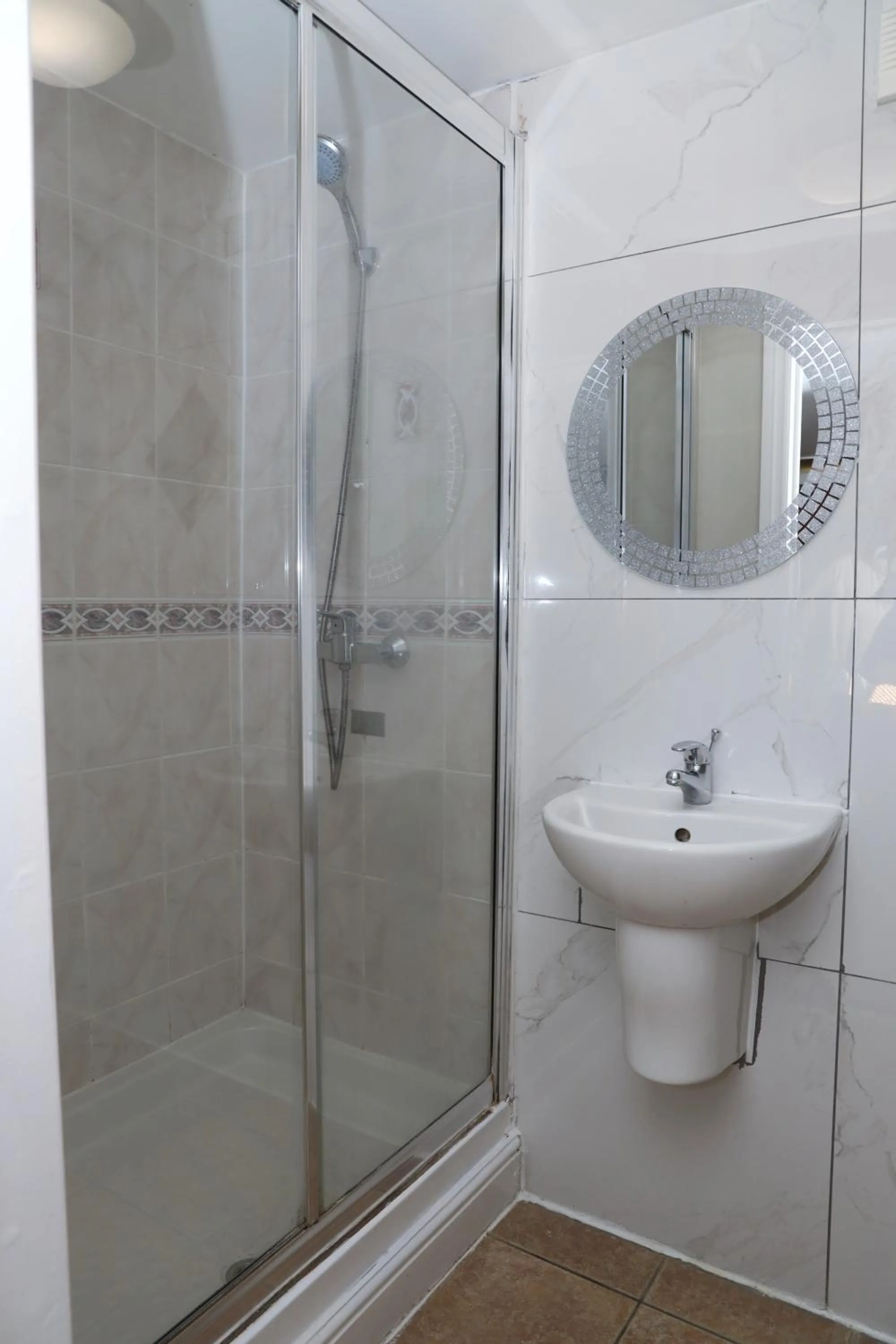 Shower in 4 Sisters Inn