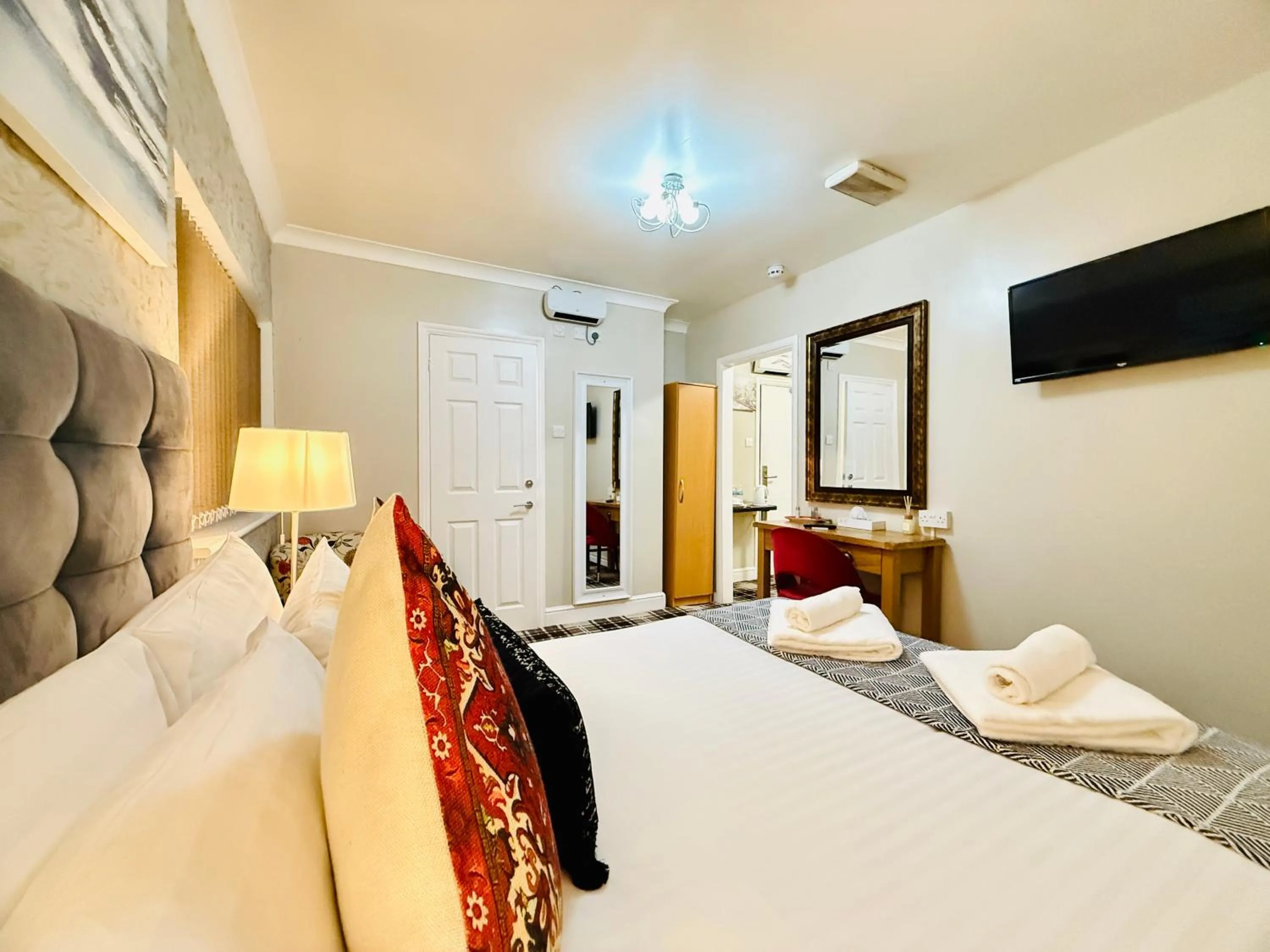 Bed in 4 Sisters Inn