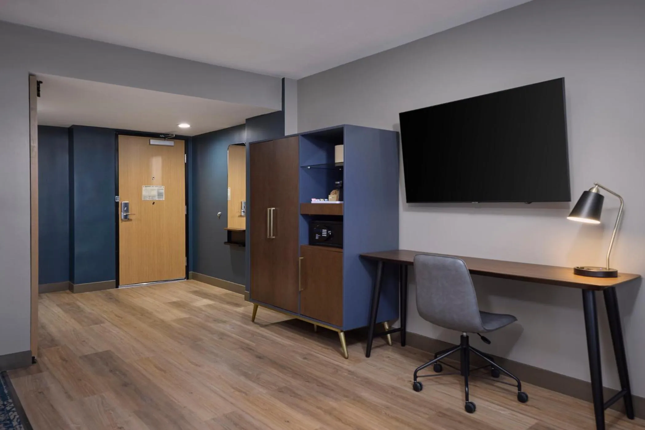 Bedroom in Four Points by Sheraton Englewood Centennial Airport