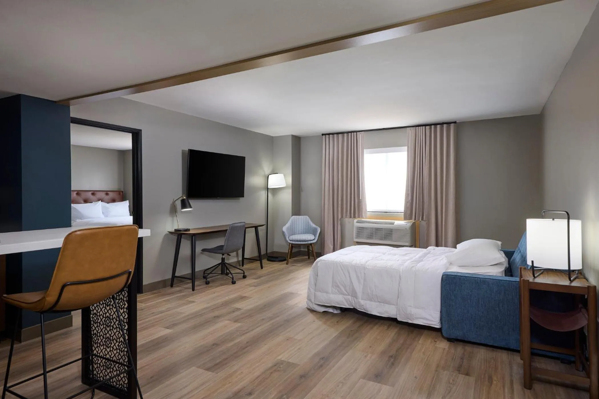 Living room, Bed in Four Points by Sheraton Englewood Centennial Airport