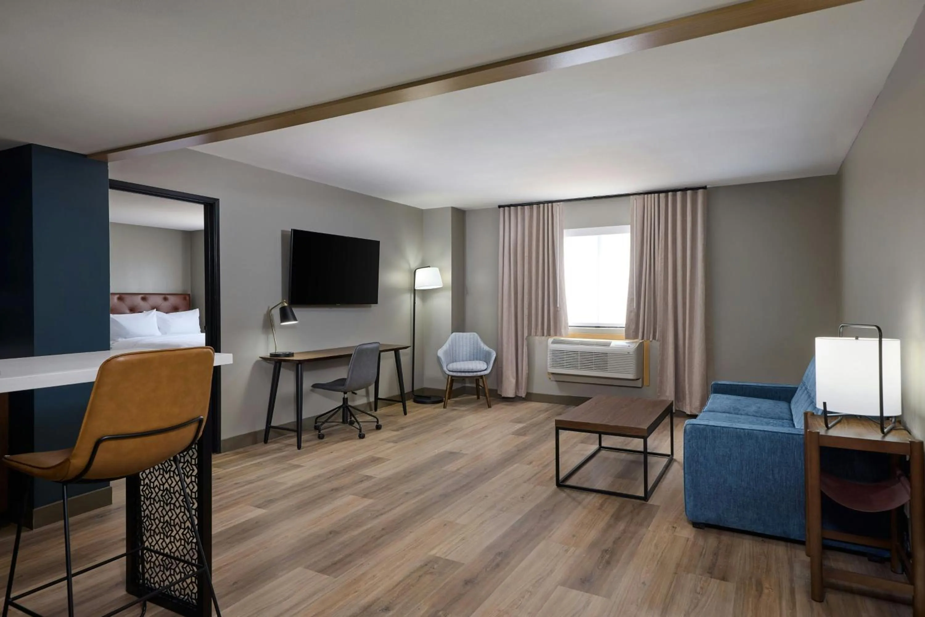 Living room in Four Points by Sheraton Englewood Centennial Airport