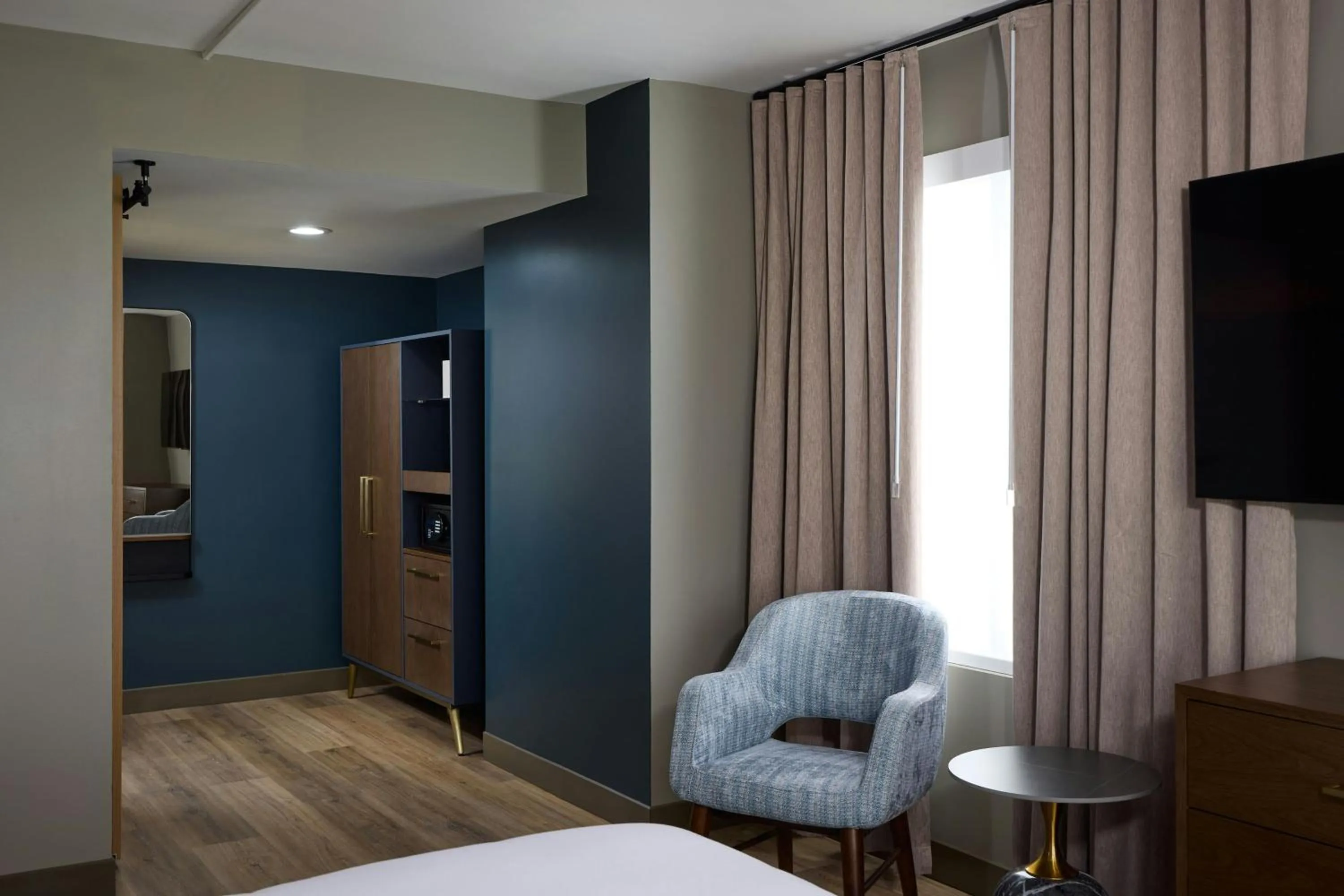 Photo of the whole room, Bed in Four Points by Sheraton Englewood Centennial Airport