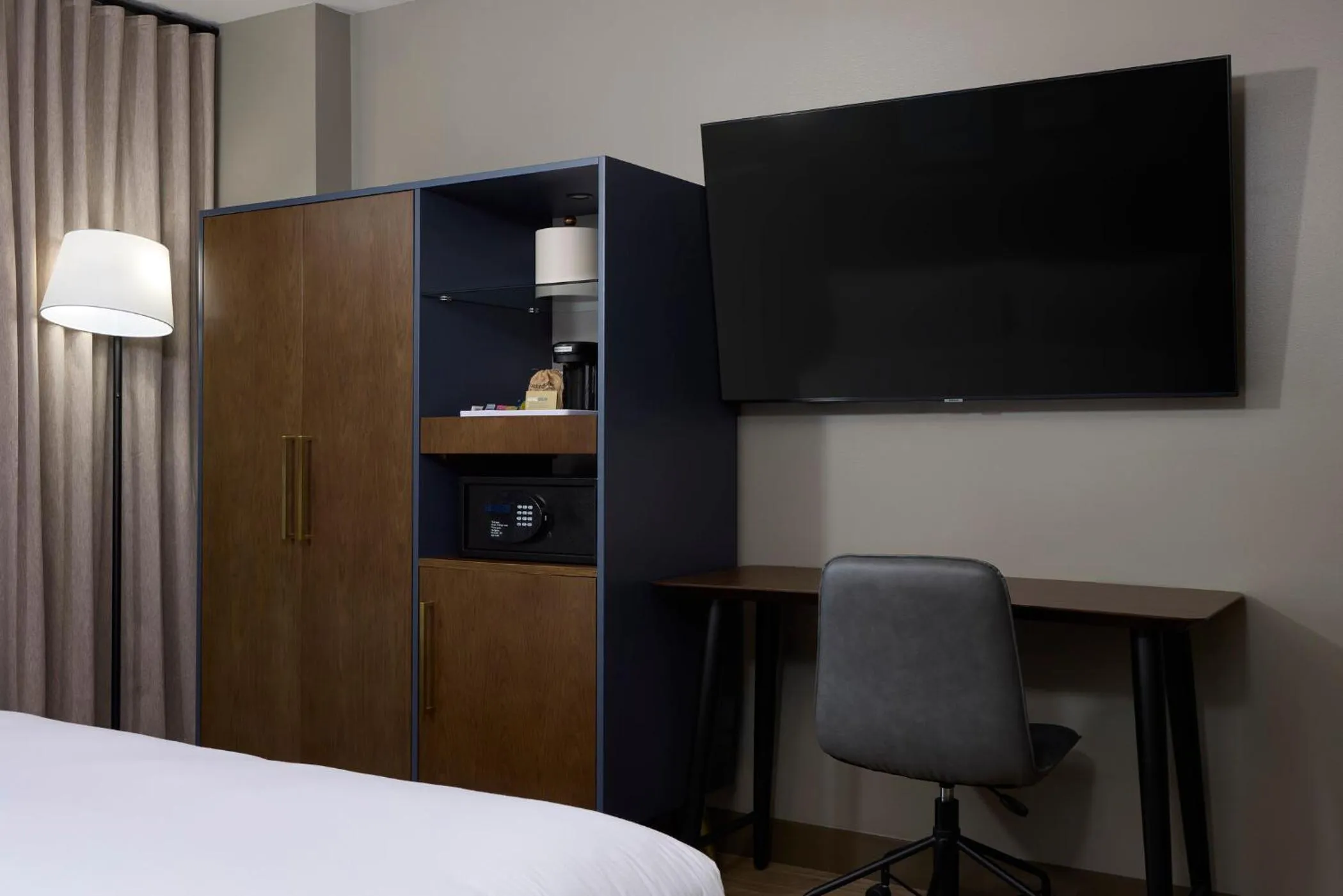 Bedroom, Bed in Four Points by Sheraton Englewood Centennial Airport