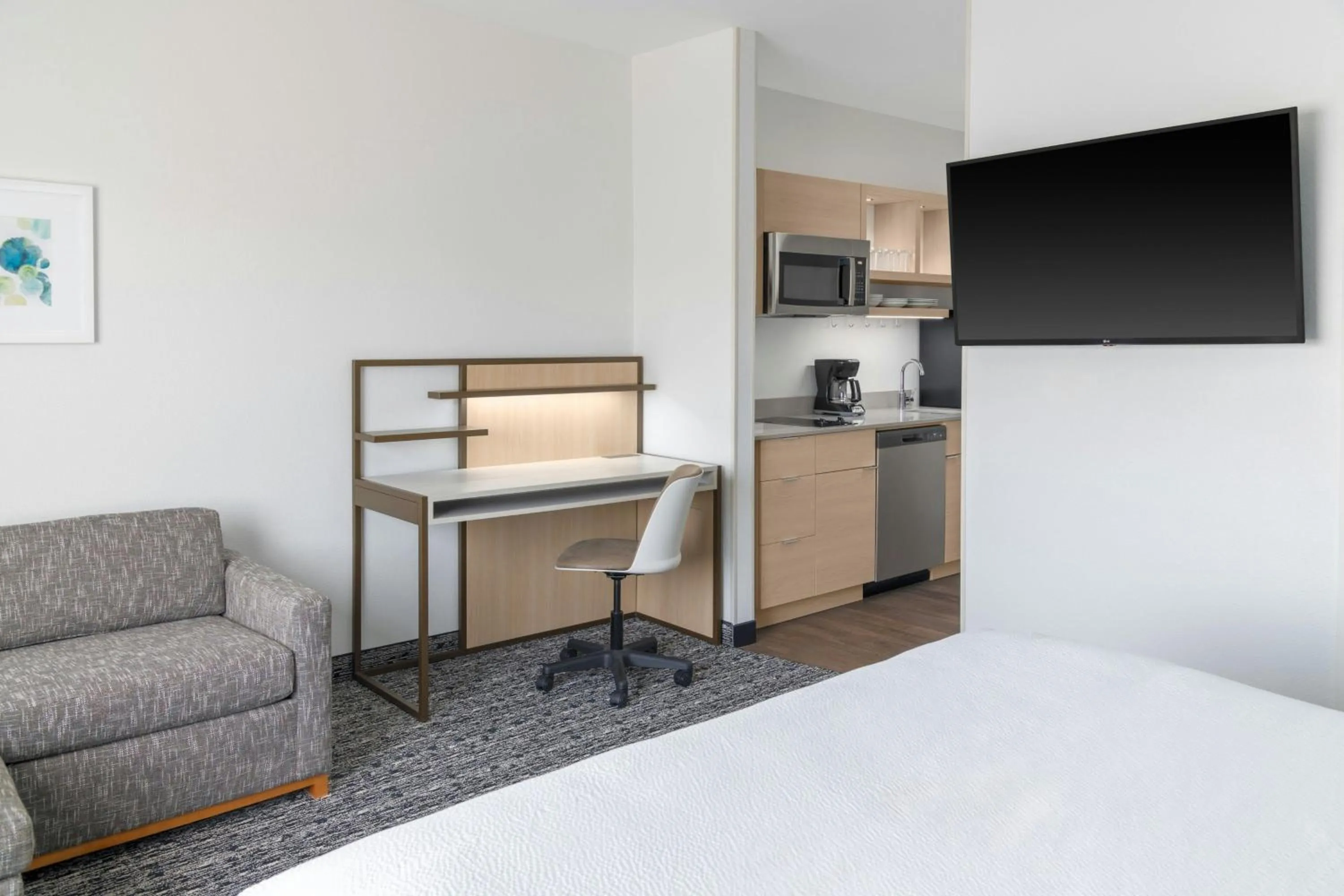 Photo of the whole room, Bed in TownePlace Suites by Marriott Detroit Taylor