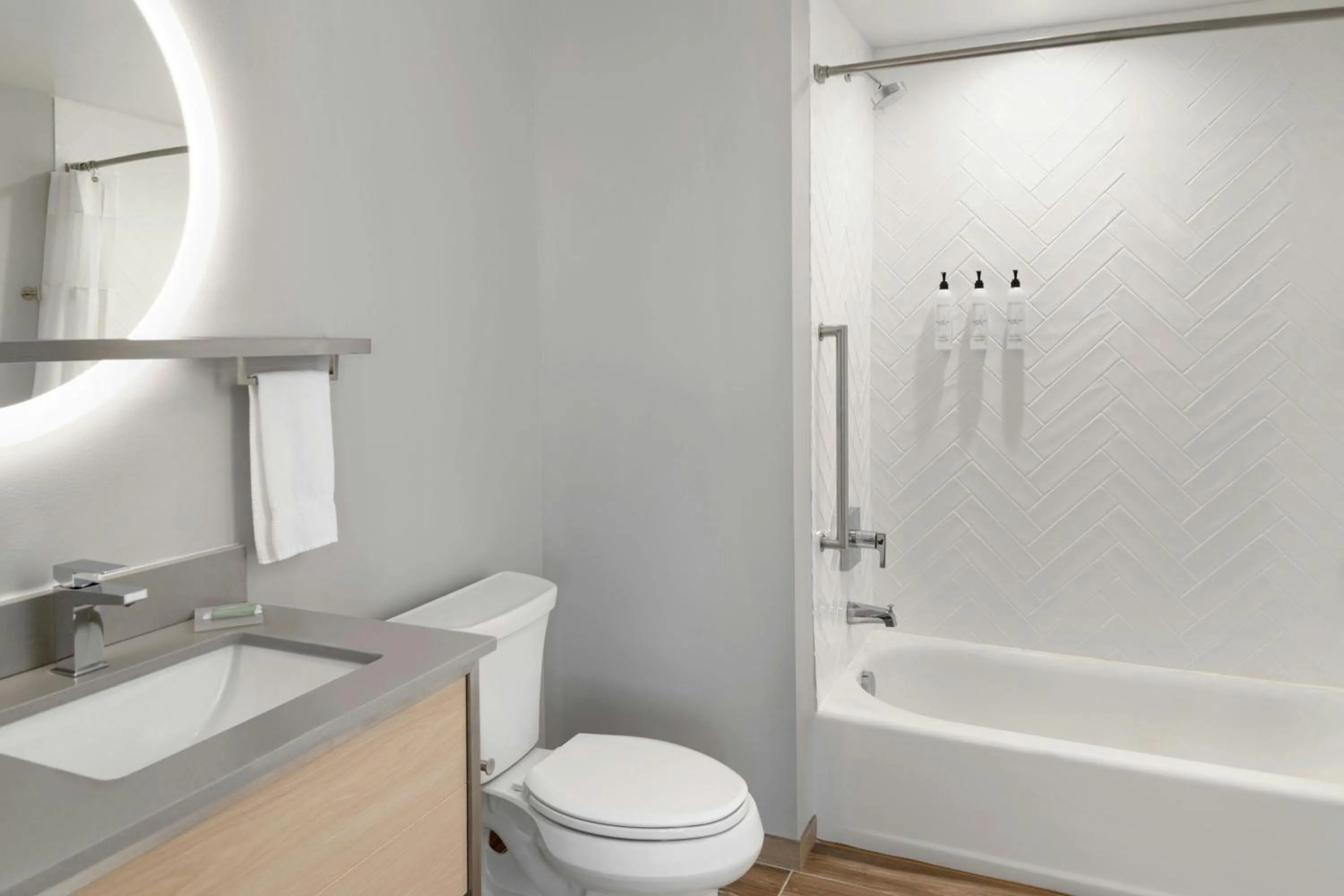 Bathroom in TownePlace Suites by Marriott Detroit Taylor