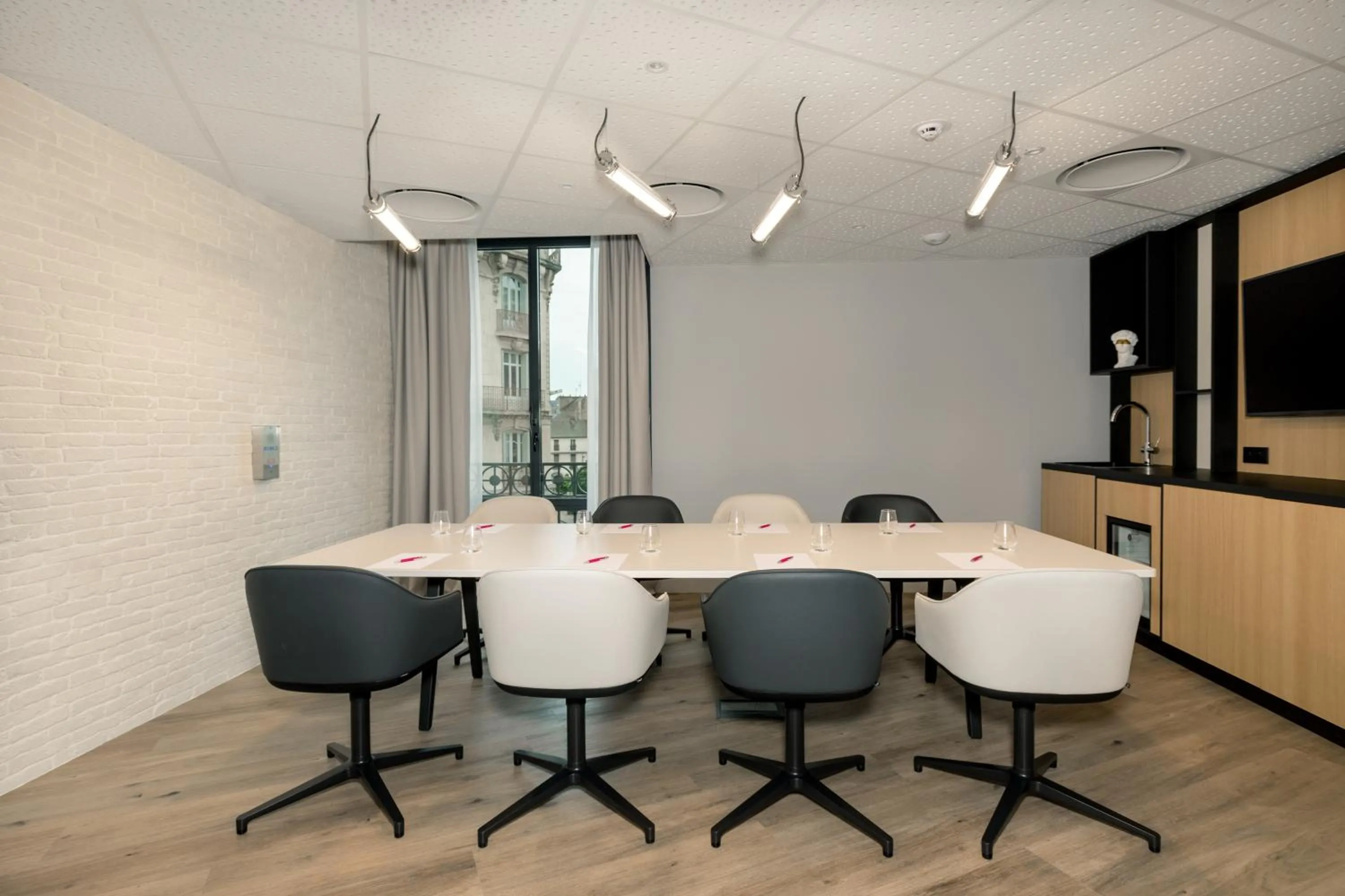 Seating area in Aloft Hotel, By Marriott