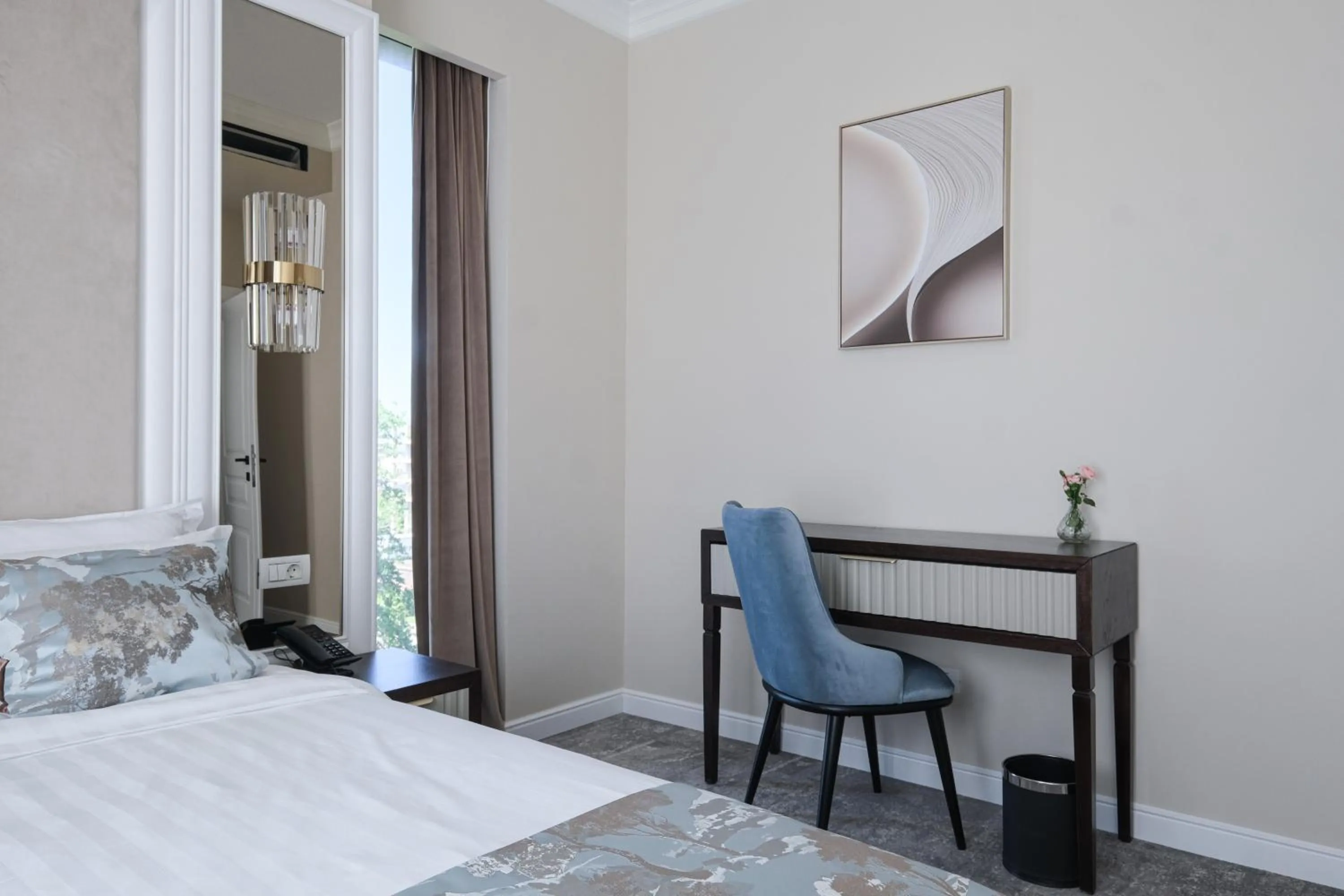 Photo of the whole room, Bed in Panoramic Mamaia Hotel