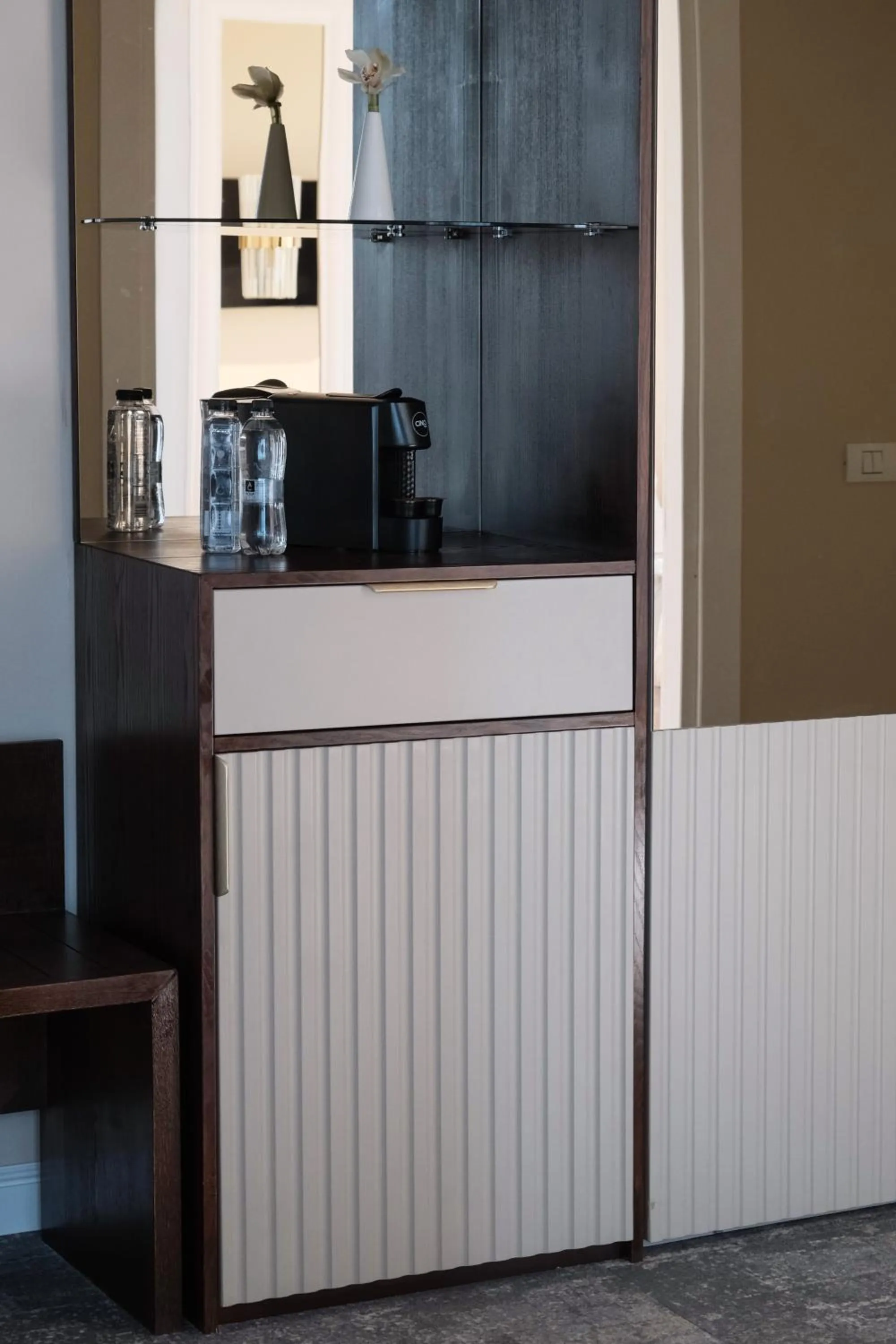 Coffee/tea facilities in Panoramic Mamaia Hotel