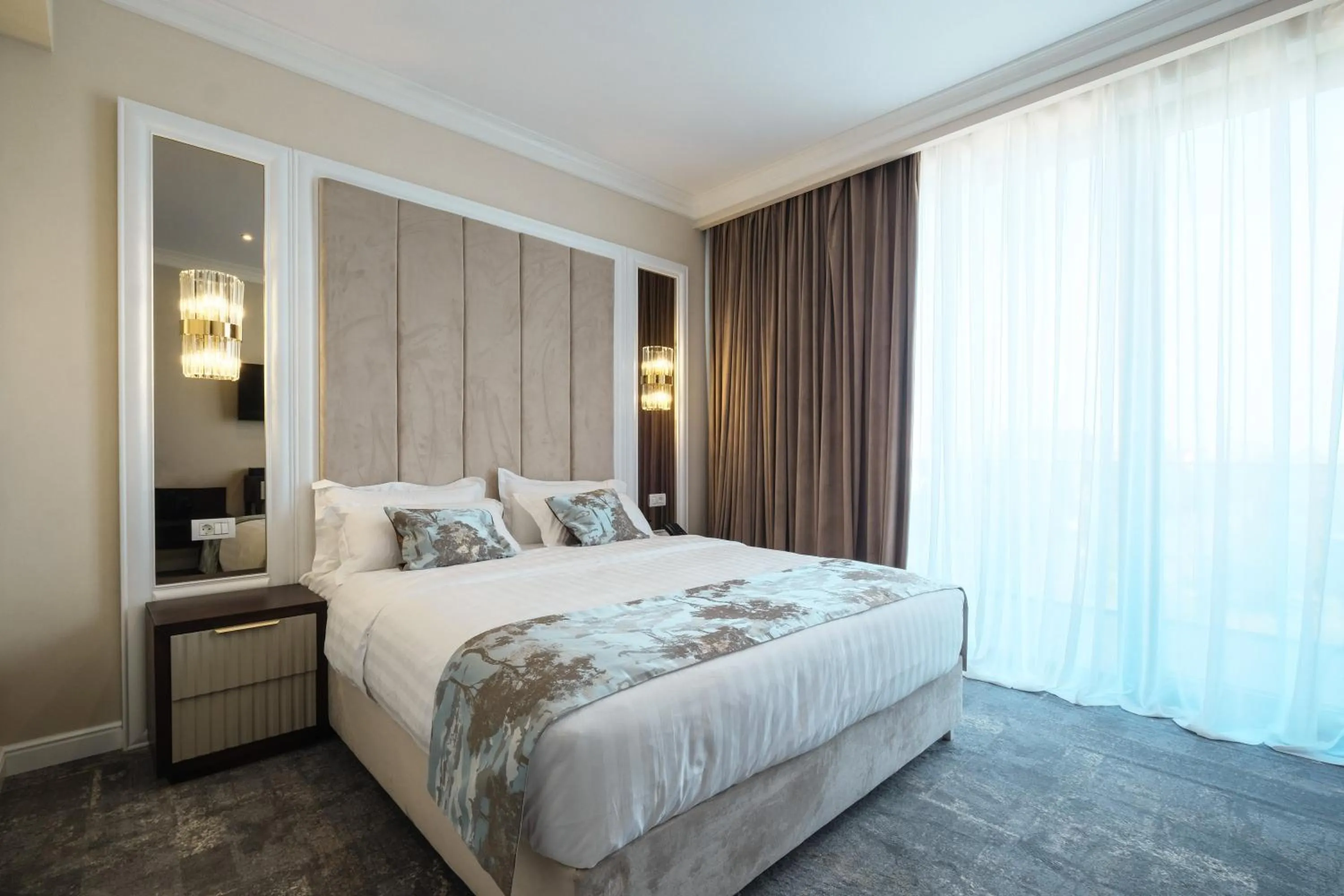 Bed in Panoramic Mamaia Hotel