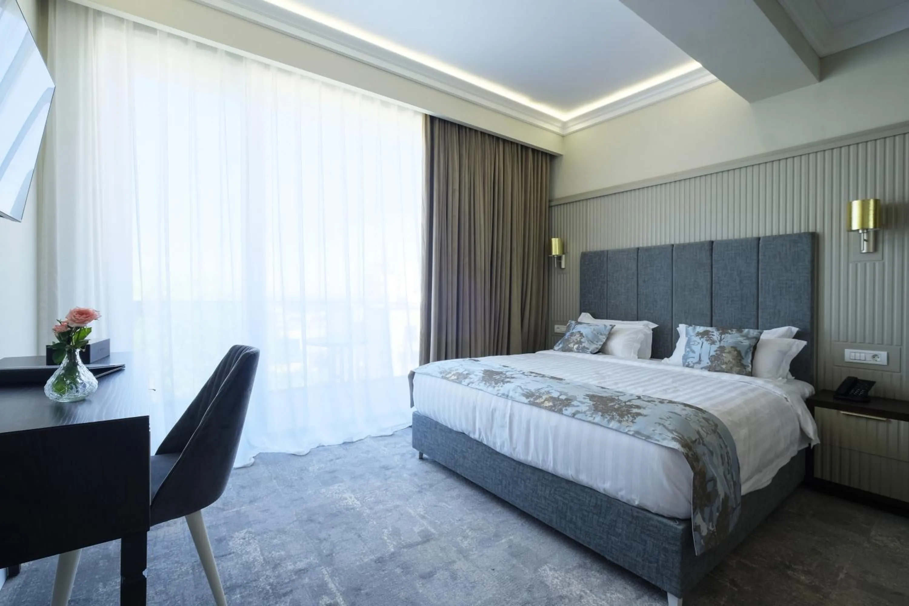 Bed in Panoramic Mamaia Hotel