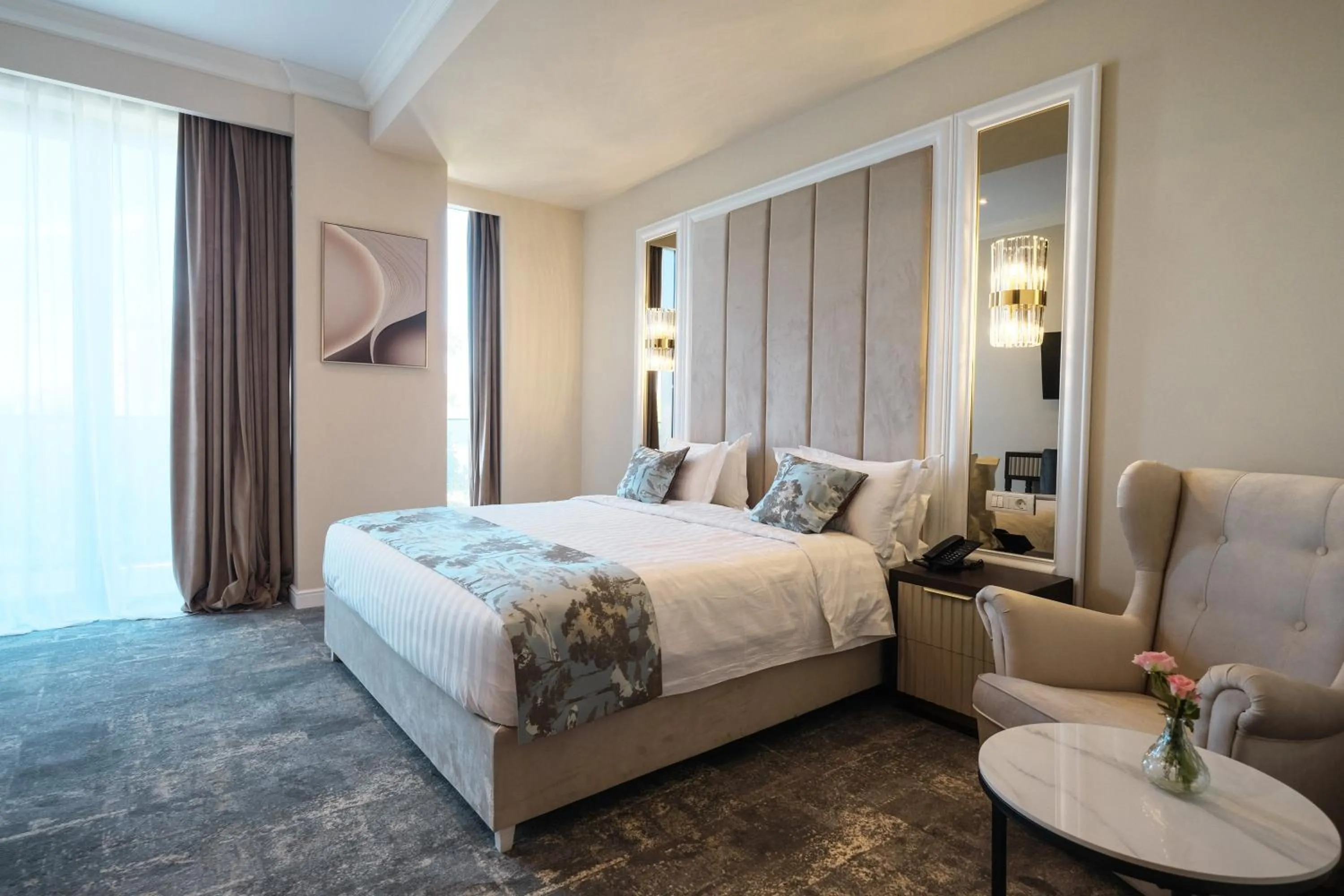 Bed in Panoramic Mamaia Hotel