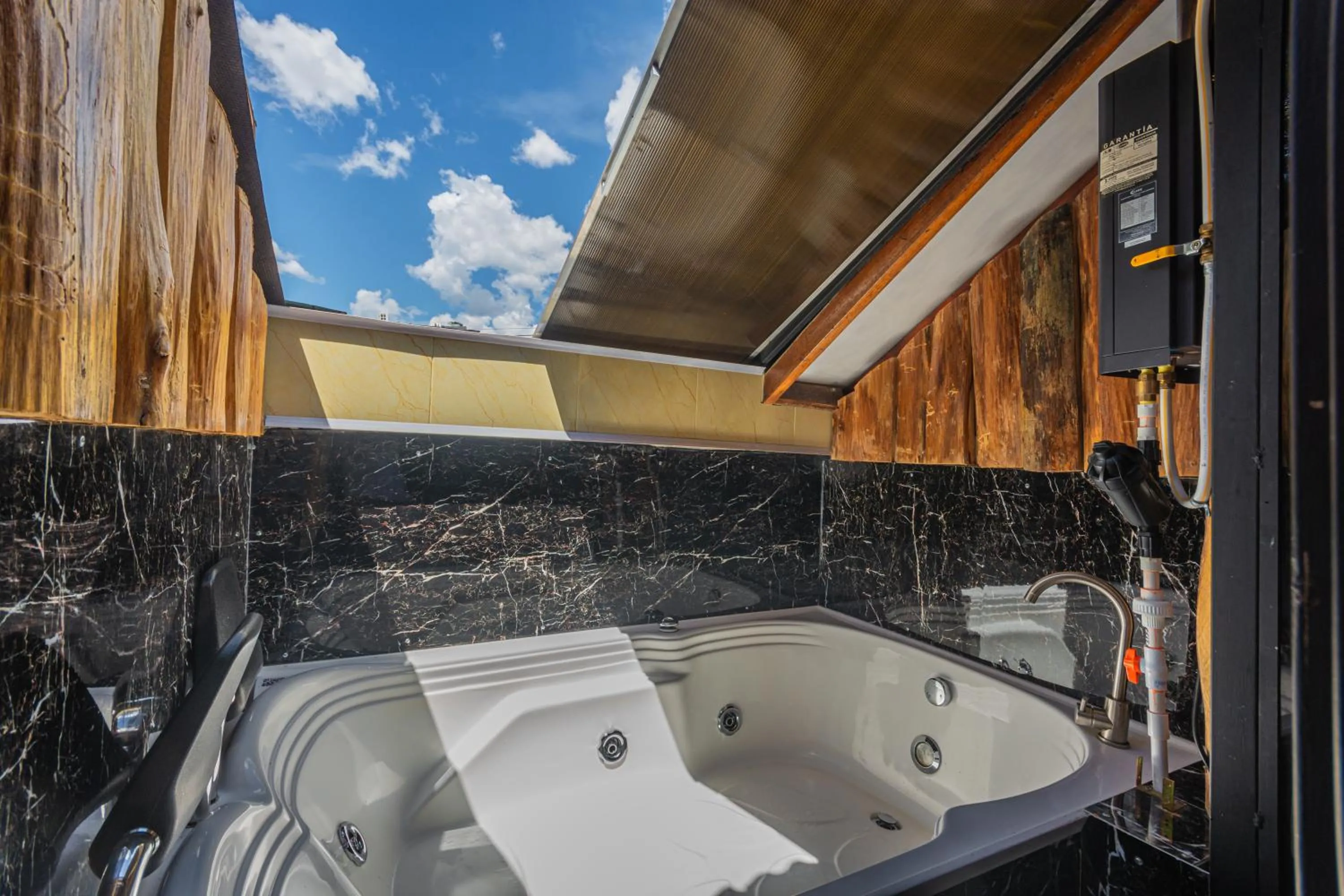 Hot Tub in Hotel Lares 70 Laureles