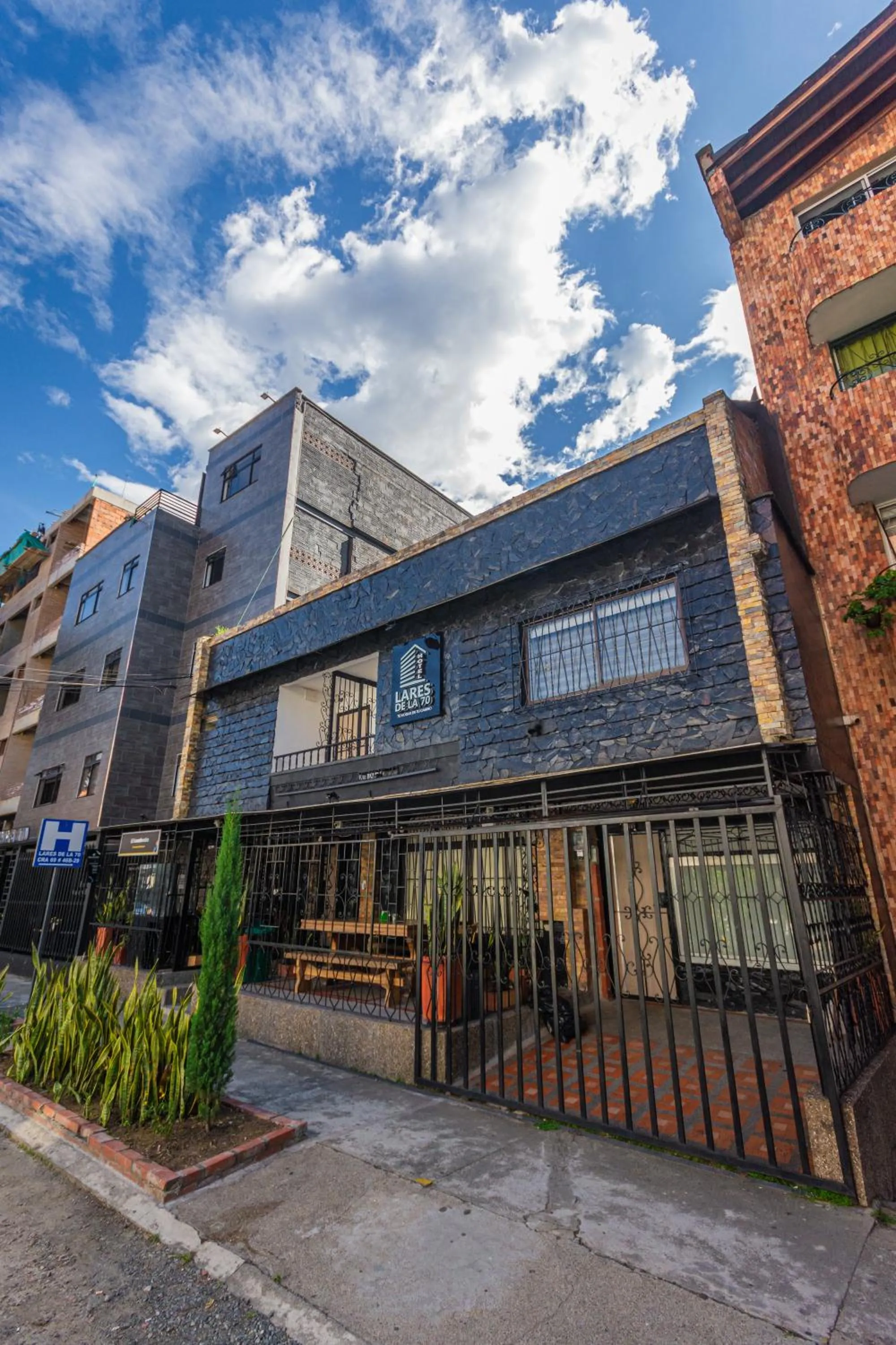 Property building in Hotel Lares 70 Laureles