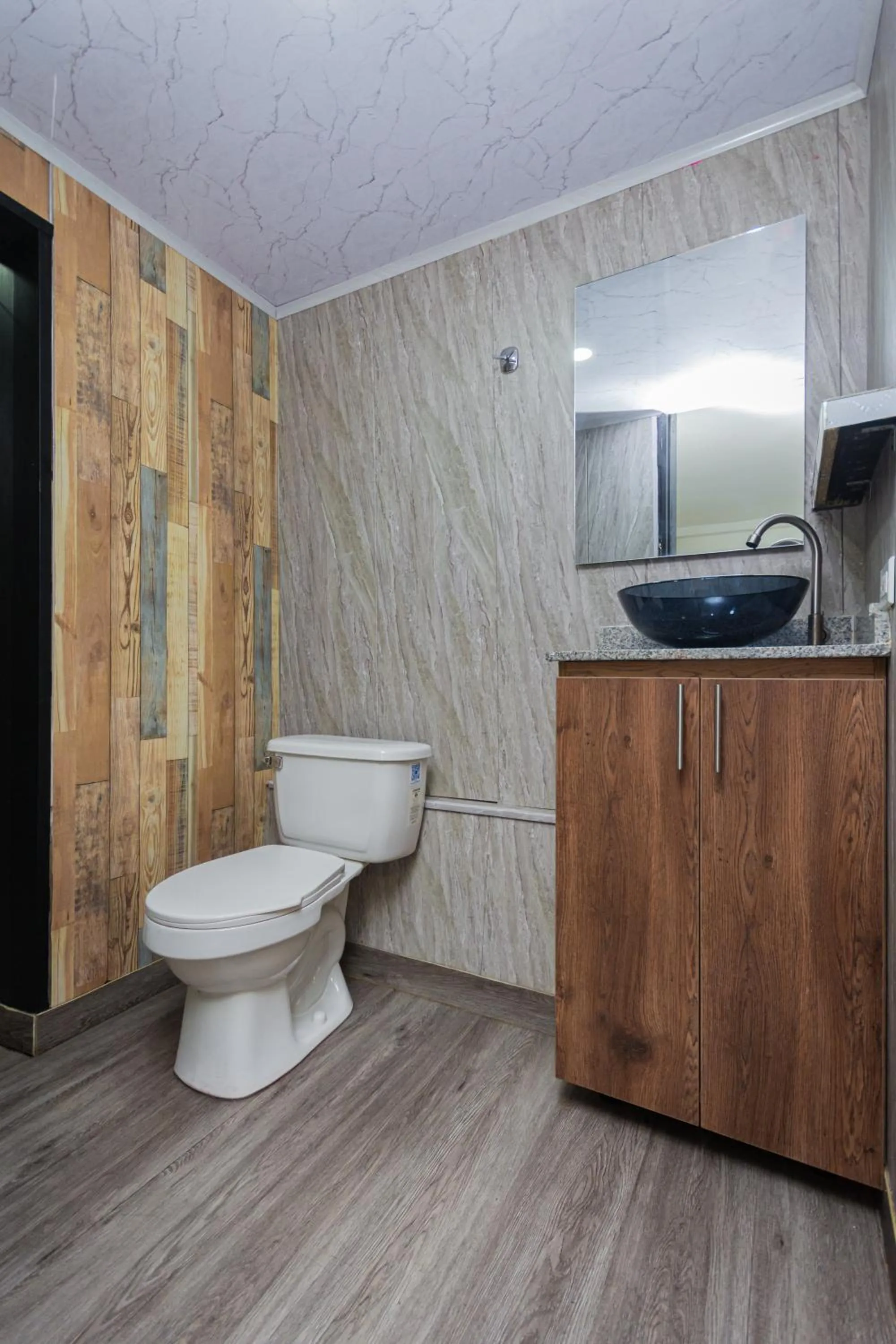 Toilet in Hotel Lares 70 Laureles