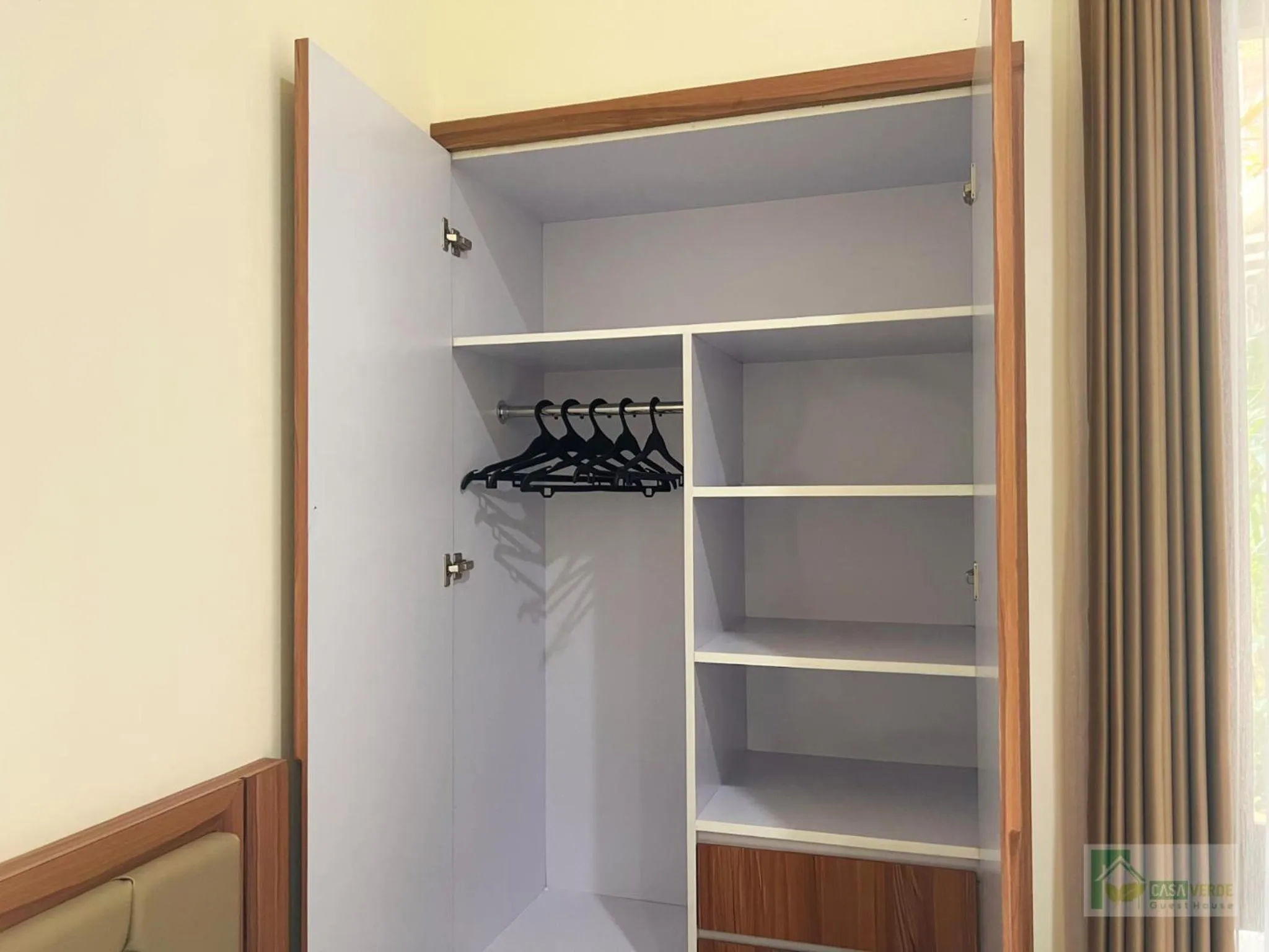 wardrobe in Casa Verde Guesthouse