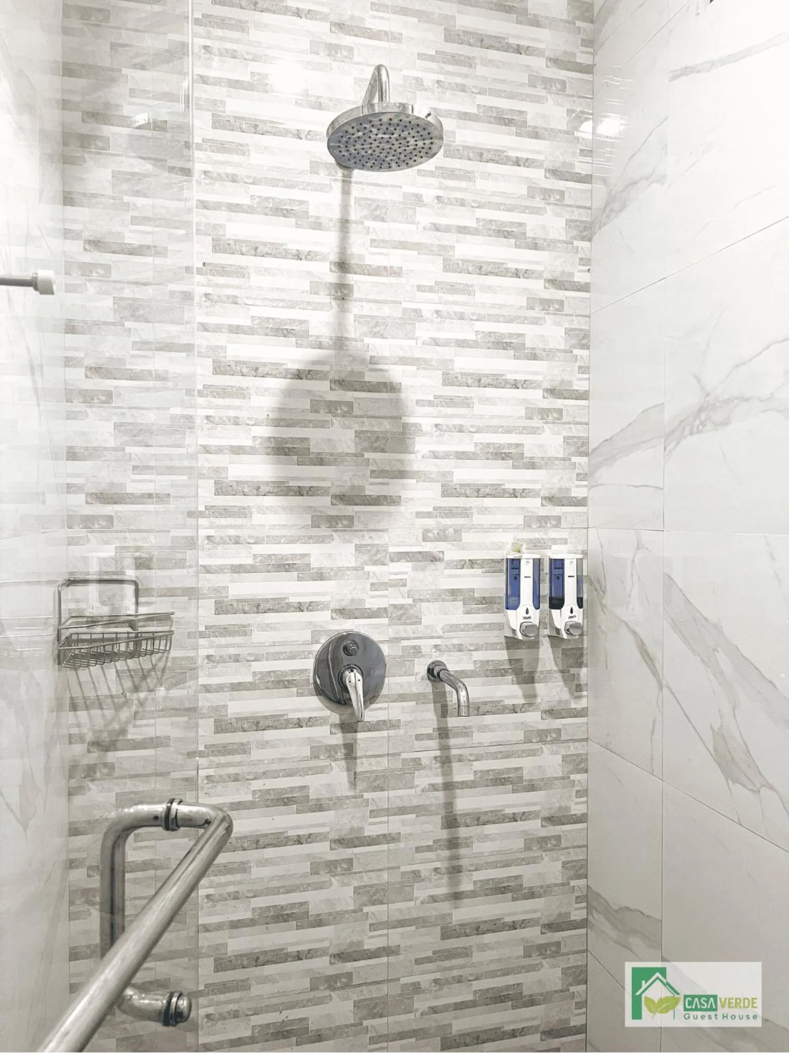 Shower in Casa Verde Guesthouse