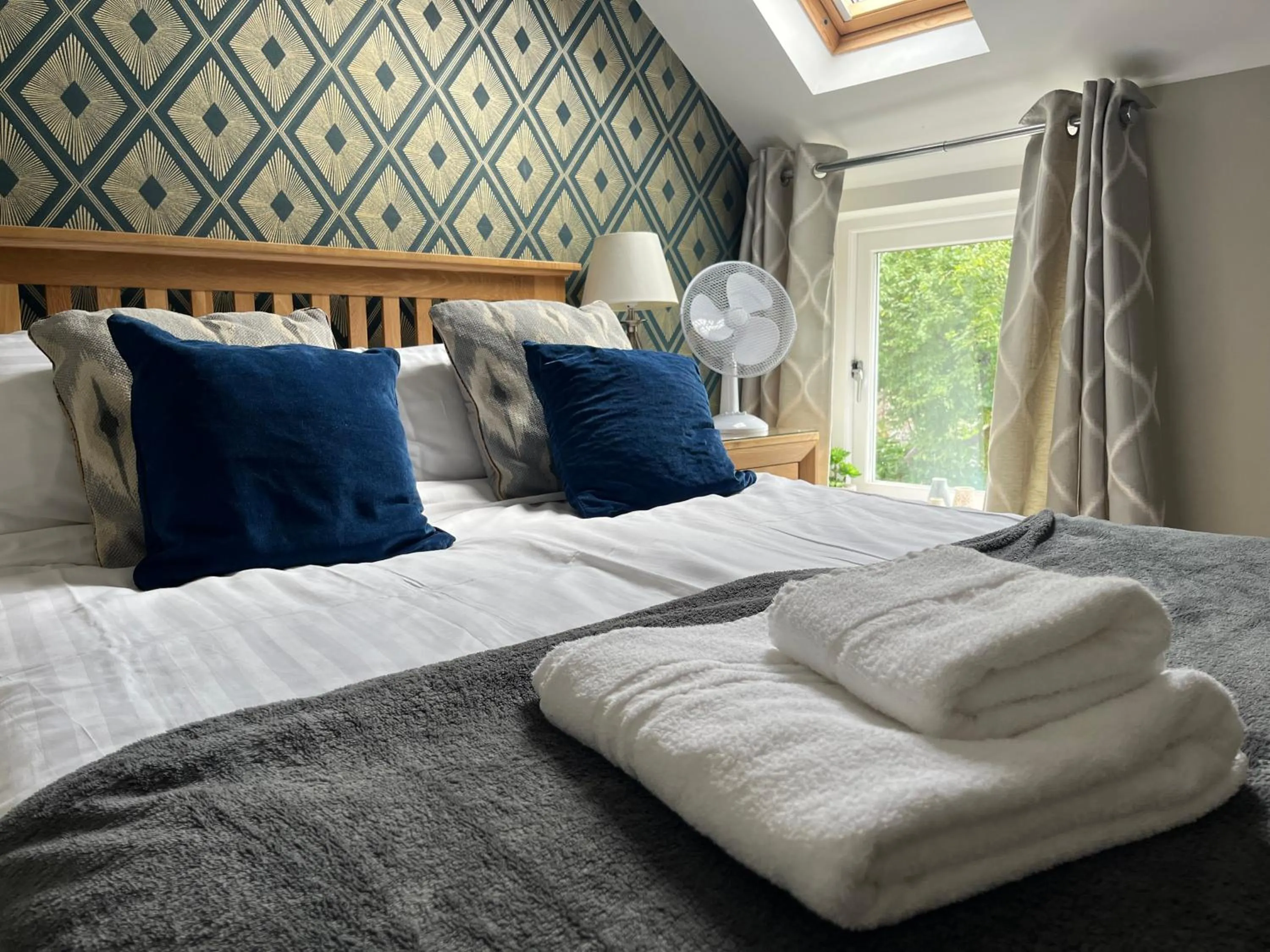 Bedroom, Bed in The Black Swan Inn