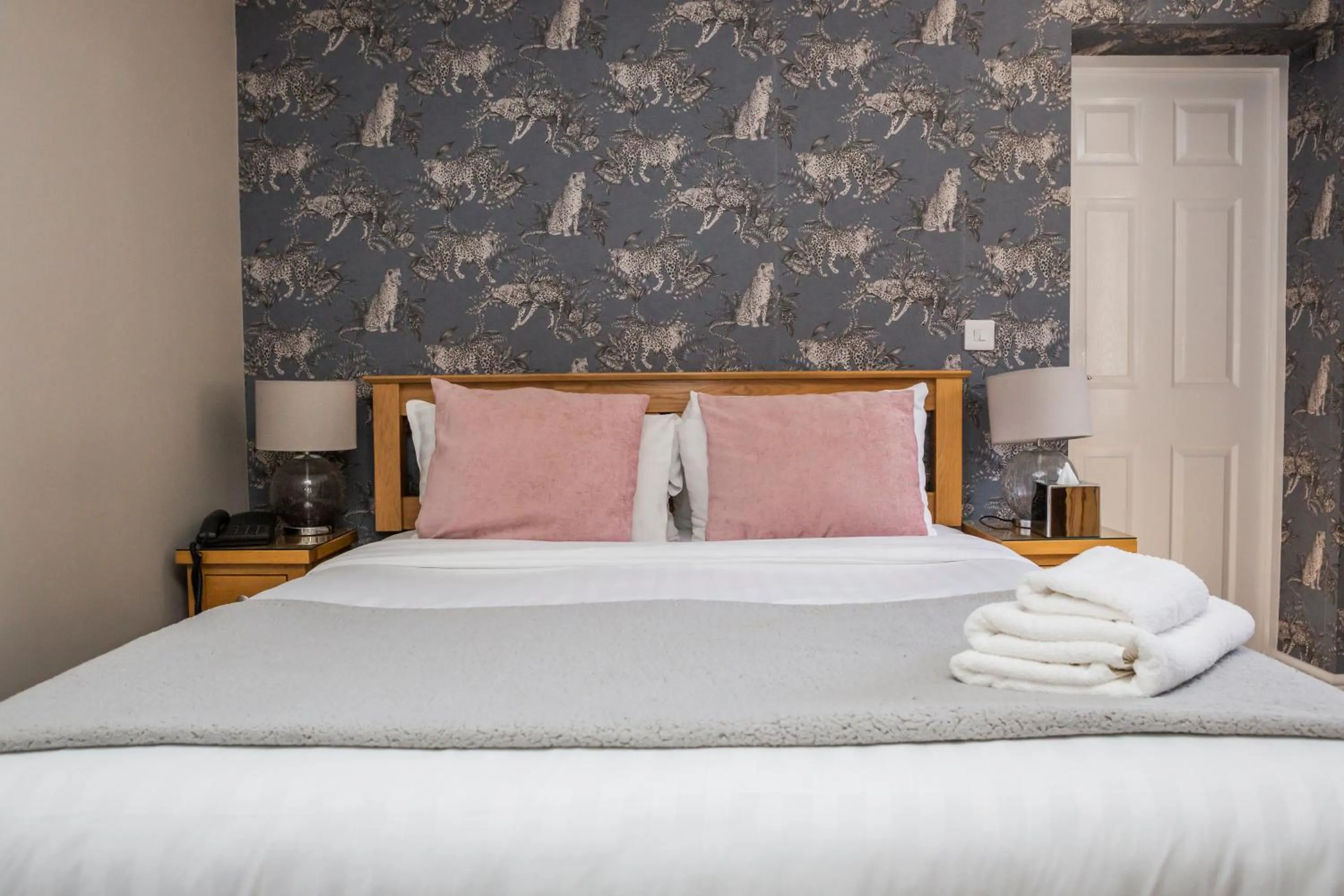 Bedroom, Bed in The Black Swan Inn