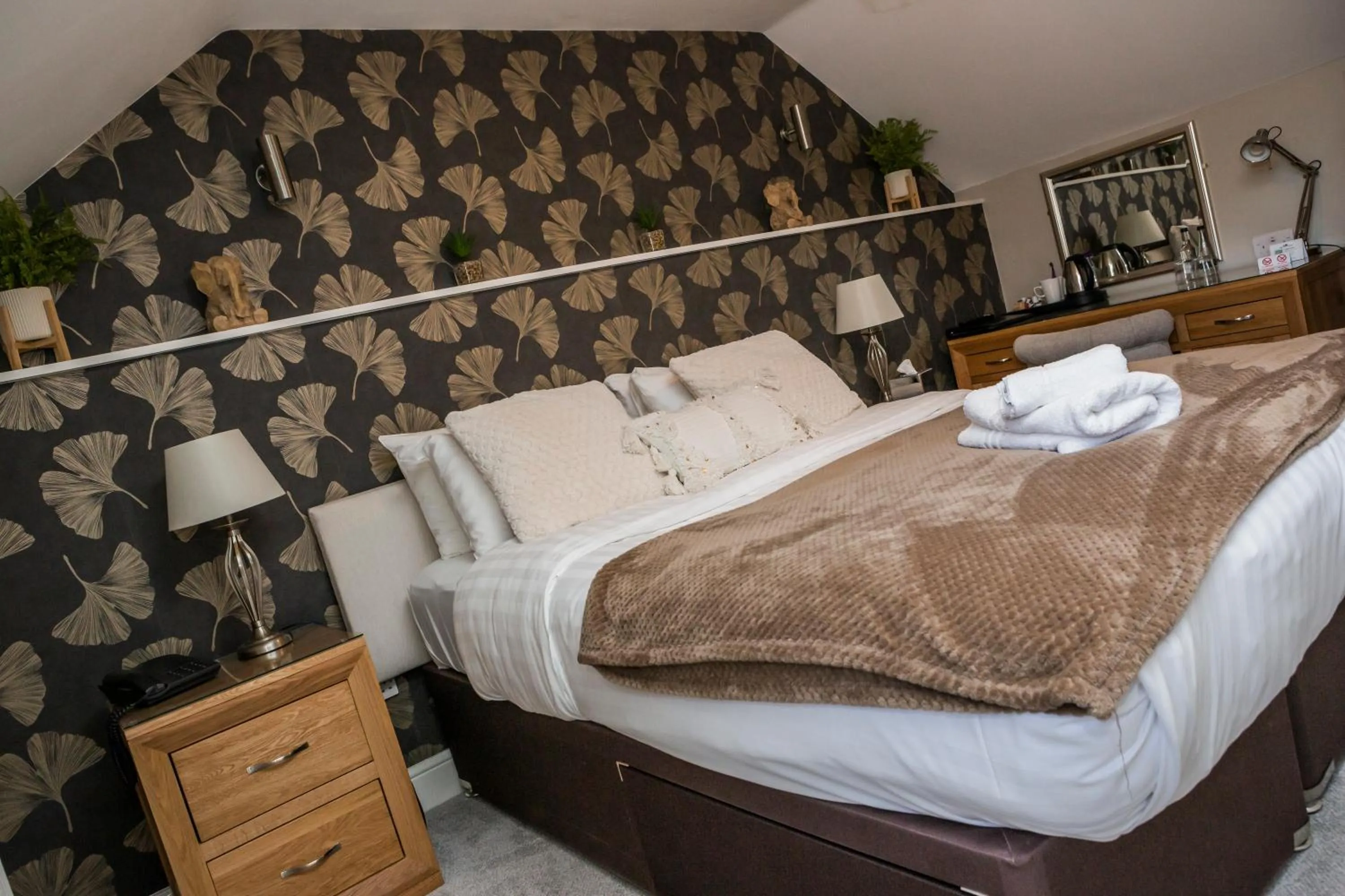 Bedroom, Bed in The Black Swan Inn