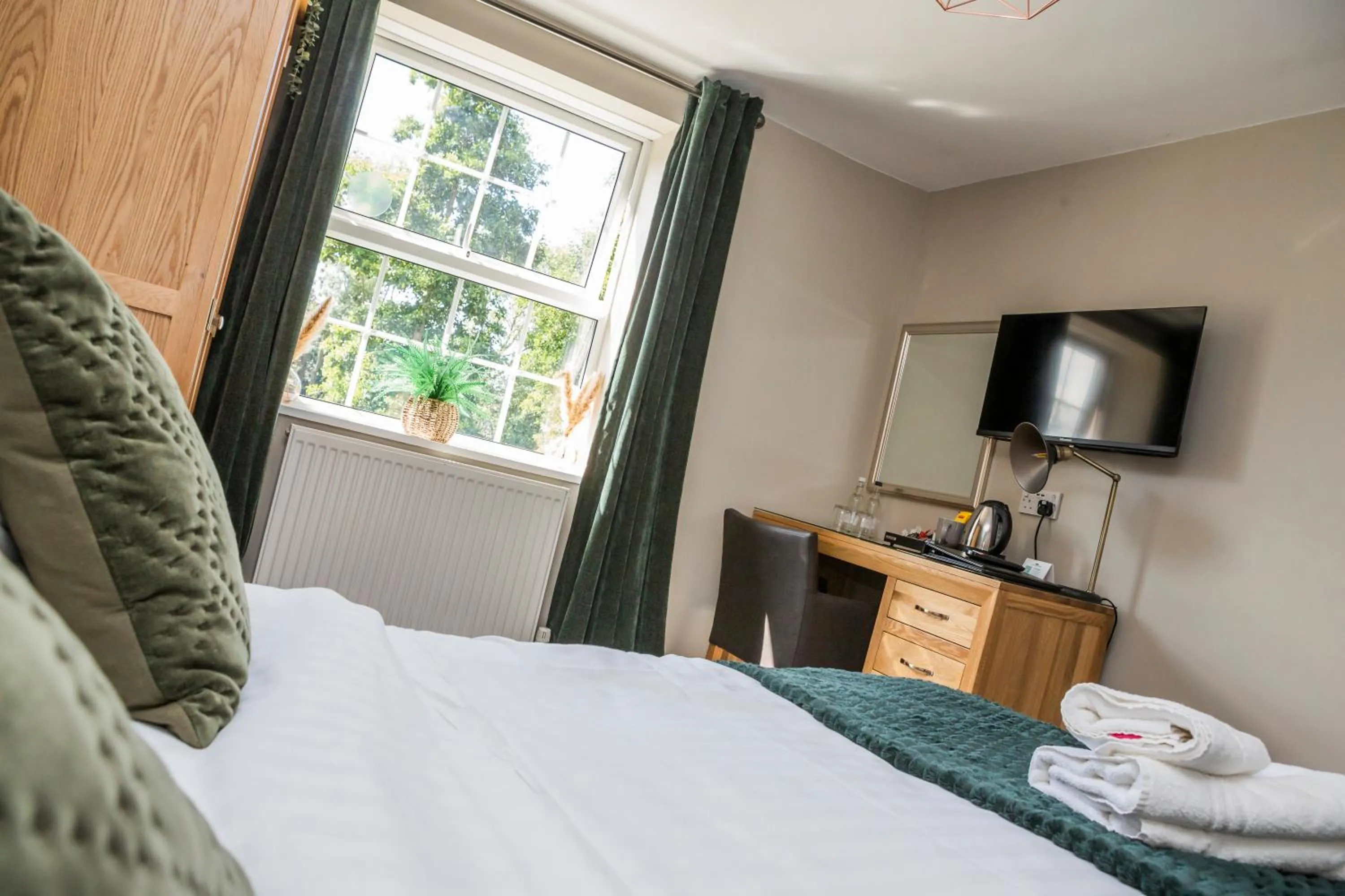 Bedroom, Bed in The Black Swan Inn