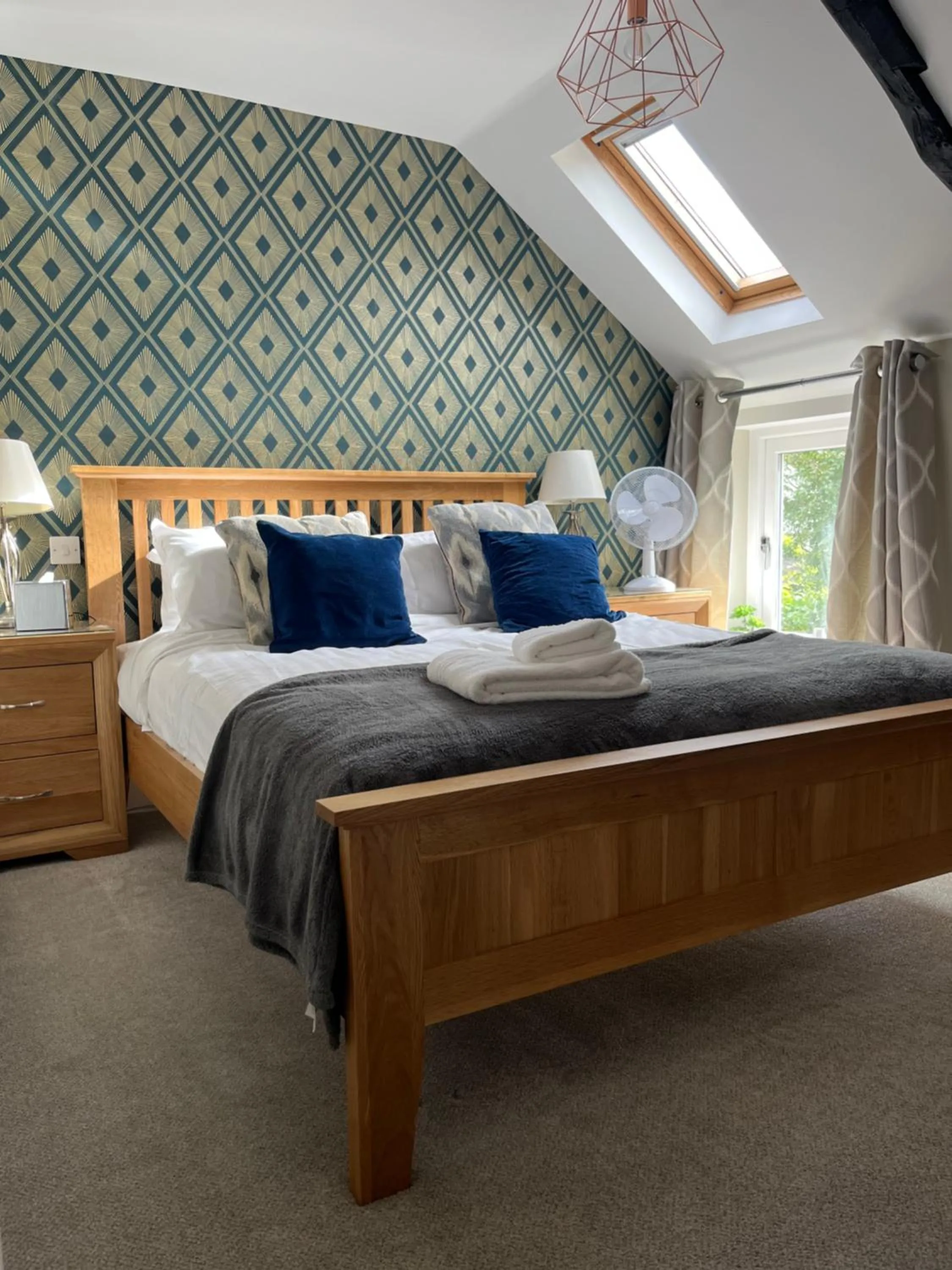 Bedroom, Bed in The Black Swan Inn